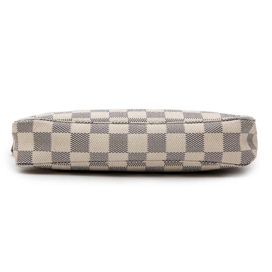 LOUIS VUITTON Clutch in Azur Checkered Canvas and Natural Cow Leather  In Good Condition In Paris, FR