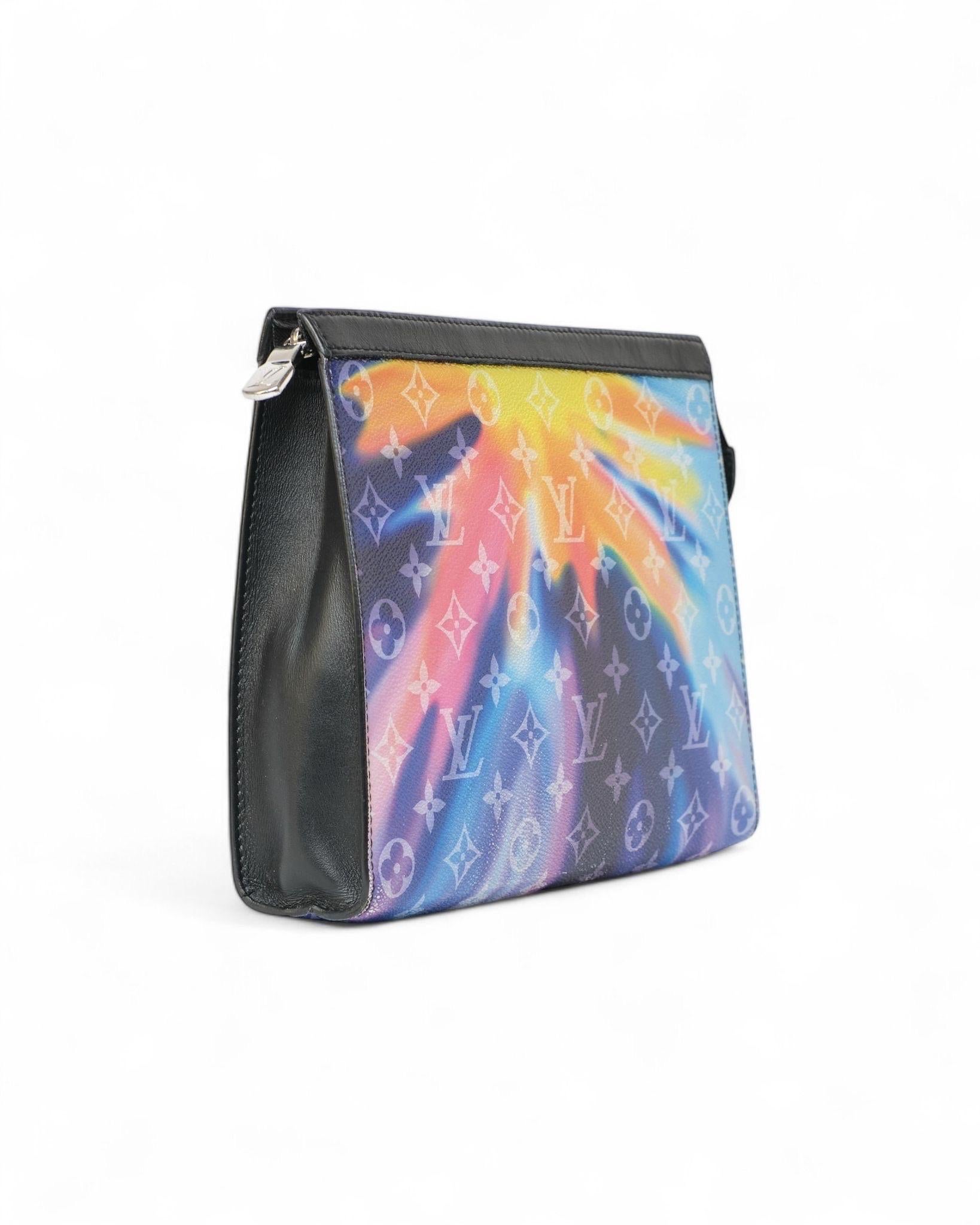 Clutch von Louis Vuitton, Edizione Limitata in Zusammenarbeit mit Virgil Abloh, Realizzato in tela sunset multicolor con rifiniture in pelle nera e hardware argentati. Ausgestattet mit einem oberen Reißverschluss, intern in Leder mit mehreren