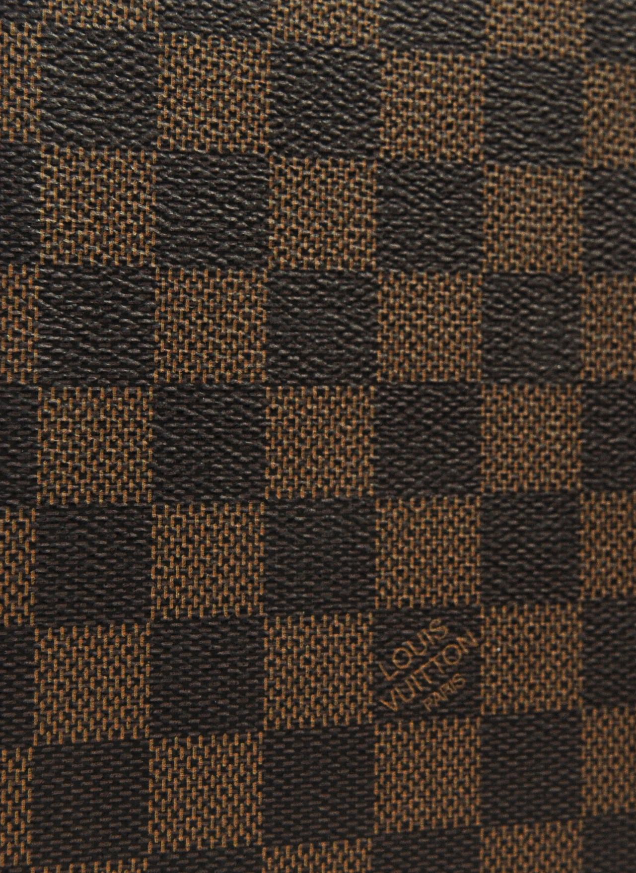 Louis Vuitton Coated Canvas Cowhide Leather Passport Cover France In Good Condition For Sale In Reading, Berkshire