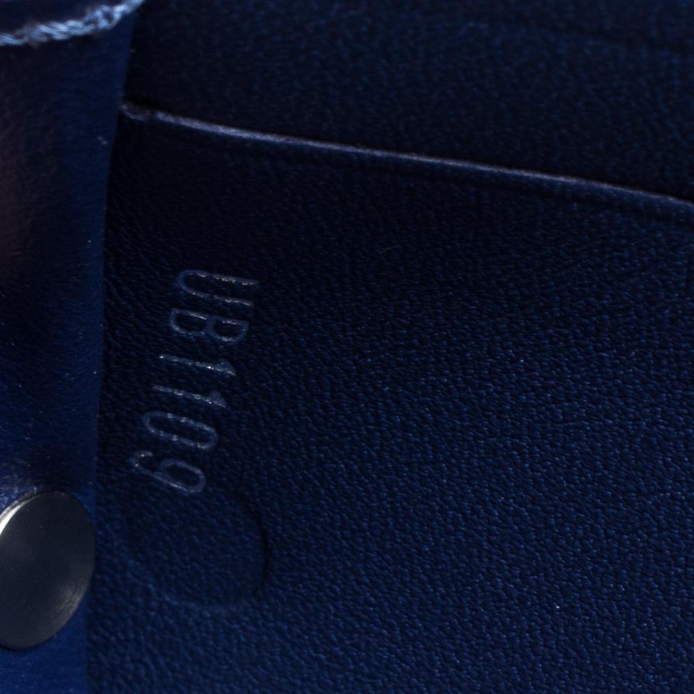 Stay organised in style with this Discovery wallet from Louis Vuitton. It is crafted from monogram coated canvas and it has a leather flap with snap buttons. The wallet features compartments for your cash, coins and cards.

