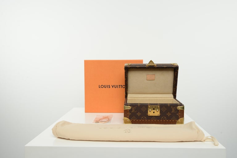 ! Protective Foil still on (see pictures) - NEW & unused !

From the collection of SAVINETI we offer this beautiful Louis Vuitton Coffret Tresor 24:
-	Brand: Louis Vuitton
-	Model: Coffret Tresor
-	Year: 2022
-	Condition: NEW / unused
-	Materials: