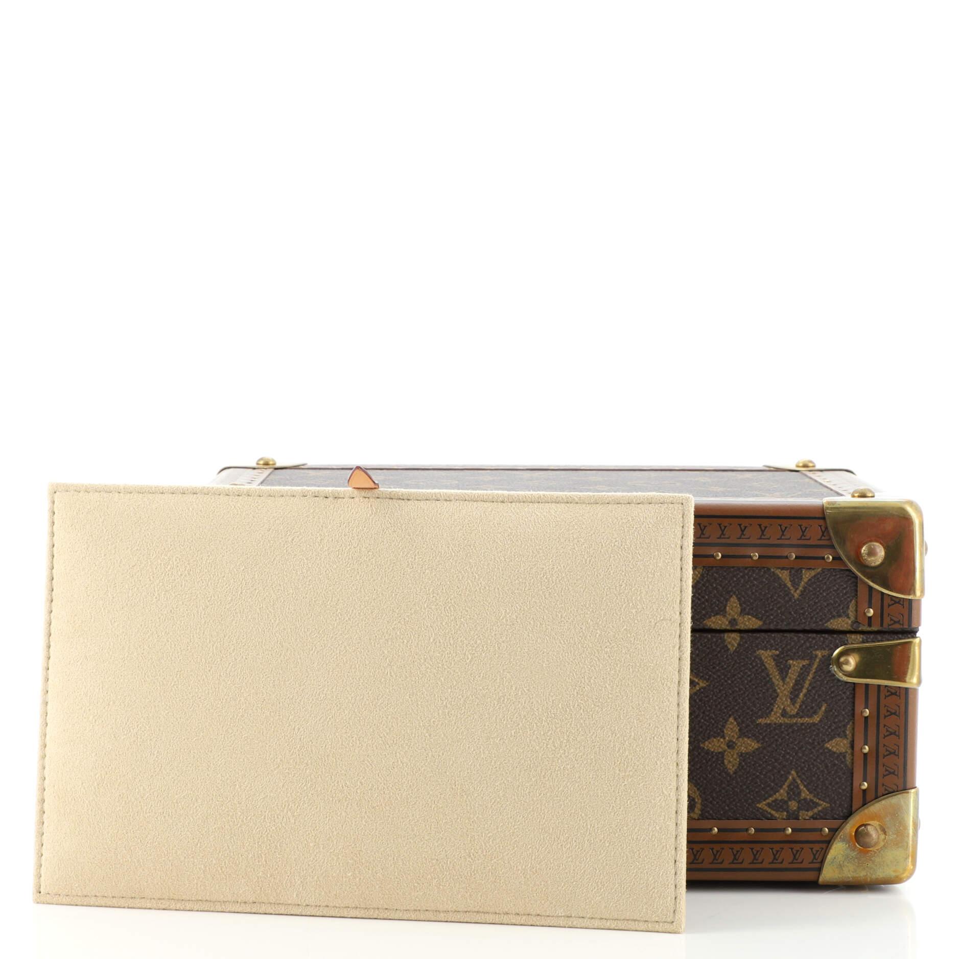 Condition: Very good. Odor in interior. Minor wear in interior, moderate scratches and tarnish on hardware.
Accessories: Keys, Insert
Measurements: Height 5