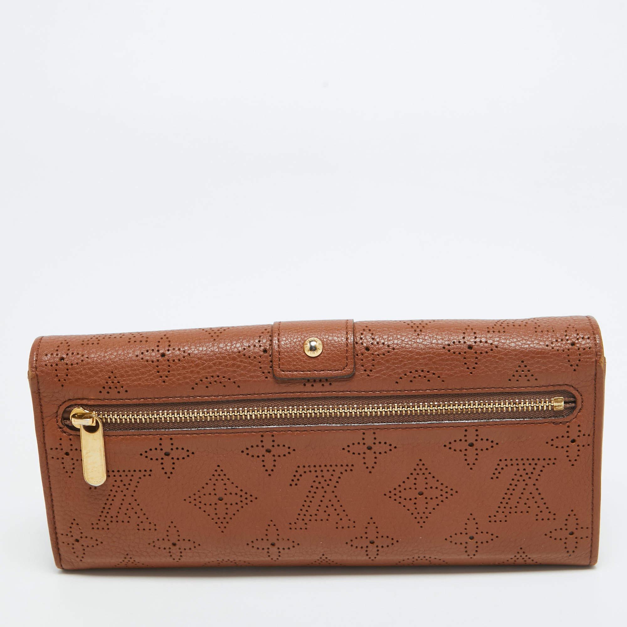 This designer wallet is an immaculate balance of sophistication and rational utility. It has been designed using prime quality materials and elevated by a sleek finish. The creation is equipped with ample space for your monetary