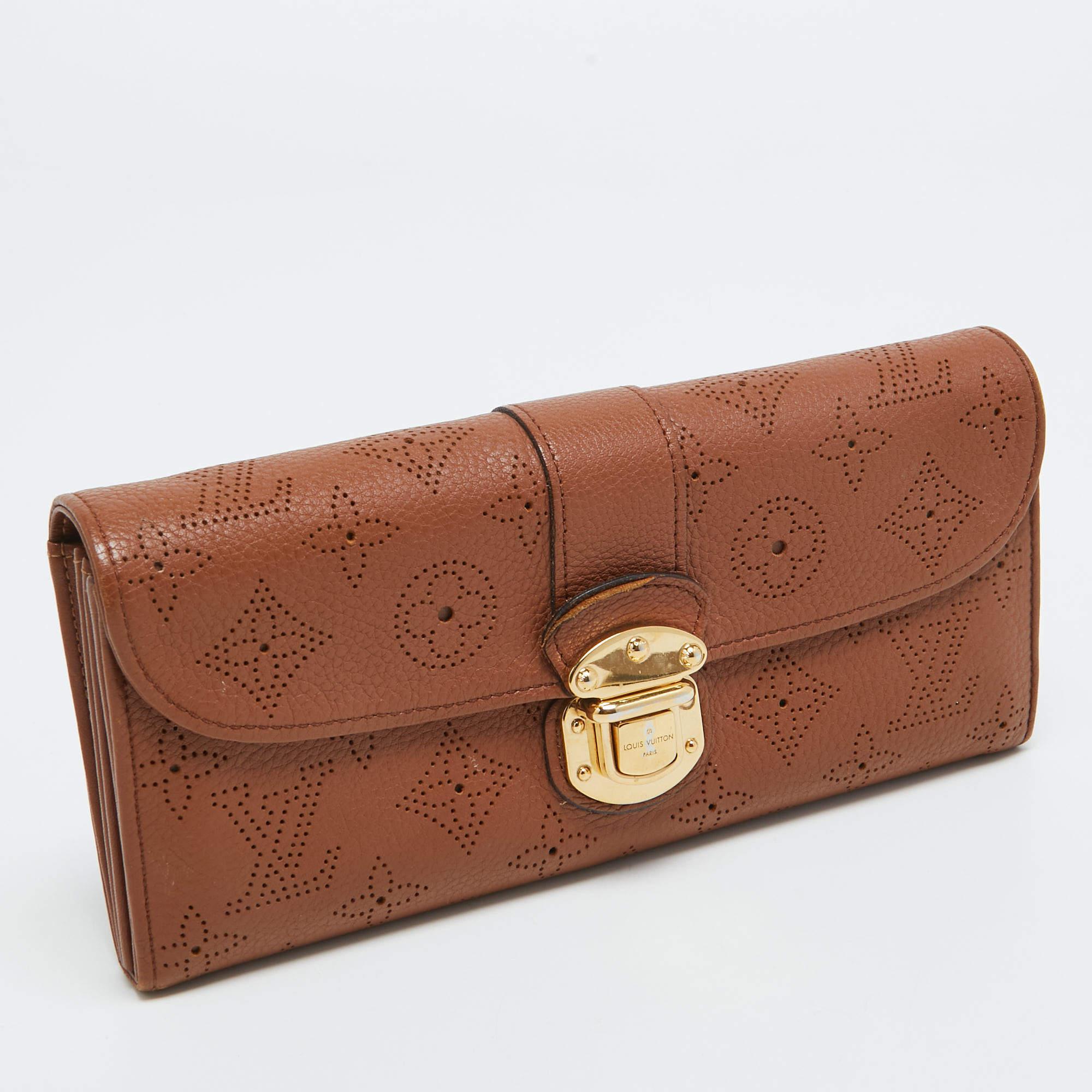 Louis Vuitton Cognac Monogram Mahina Leather Amelia Wallet In Good Condition For Sale In Dubai, Al Qouz 2
