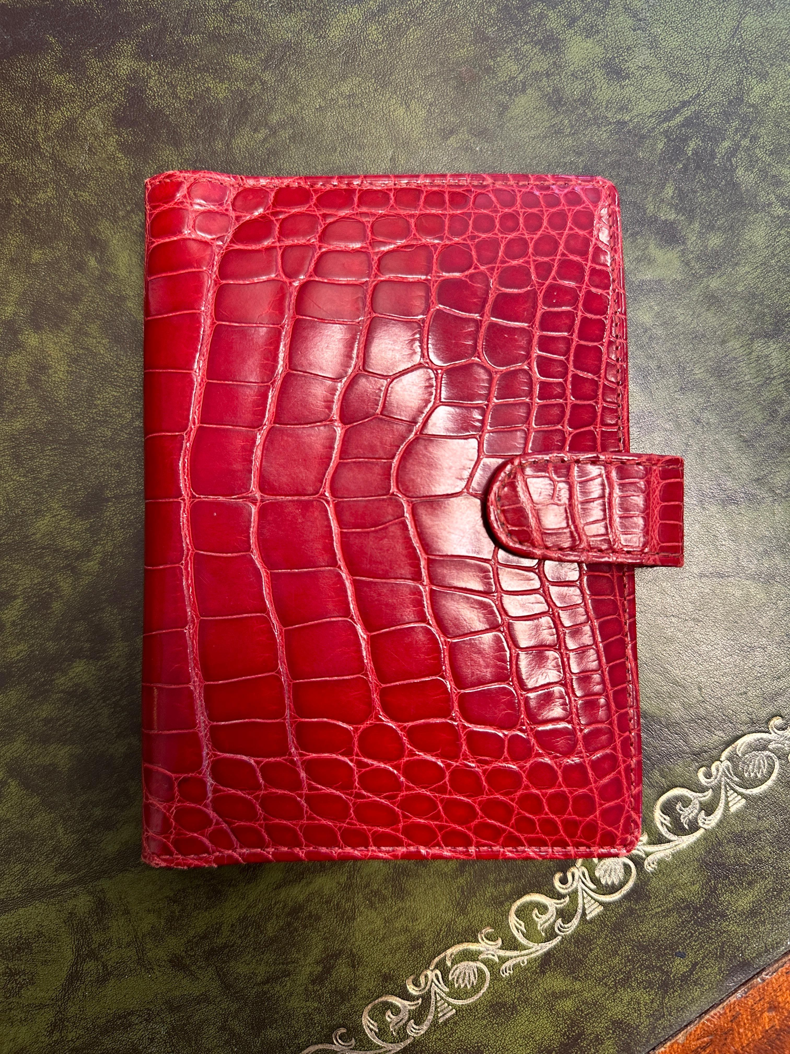 Louis Vuitton Collectable Rare Agenda Calendar Etui Red Crocodile Leather.

Good condition. 100% Authentic.
