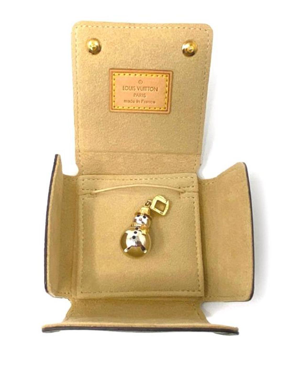 This is a rare authentic collectible charm by Louis Vuitton, it is crafted from 18k white and yellow gold with a high polished finish. His head and body is in white gold with yellow gold hat and scarf in yellow gold. Black onyx eyes and buttons.