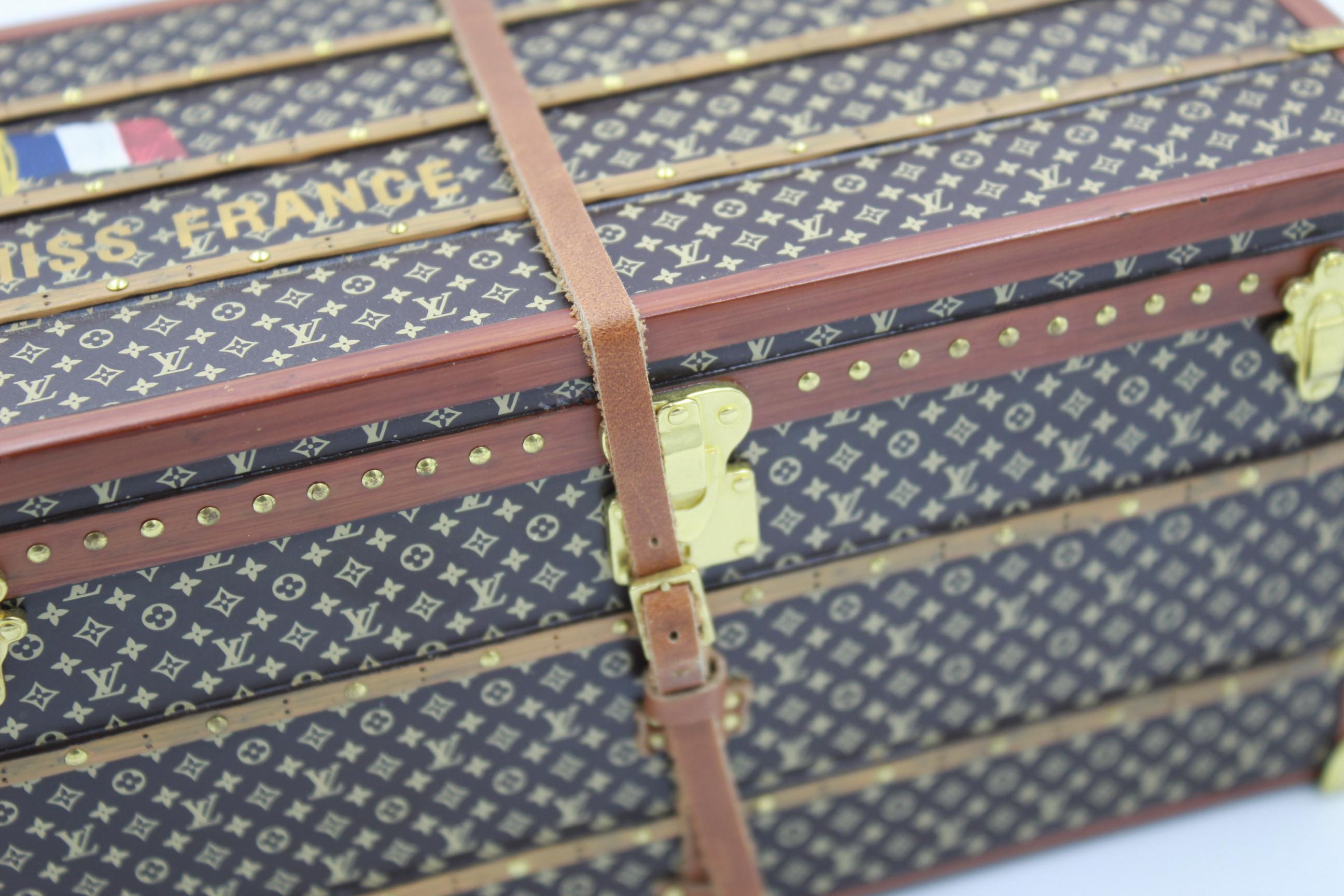 Louis Vuitton Collectible Small Paperweight Miss France Mini Trunk In Good Condition In Paris, FR