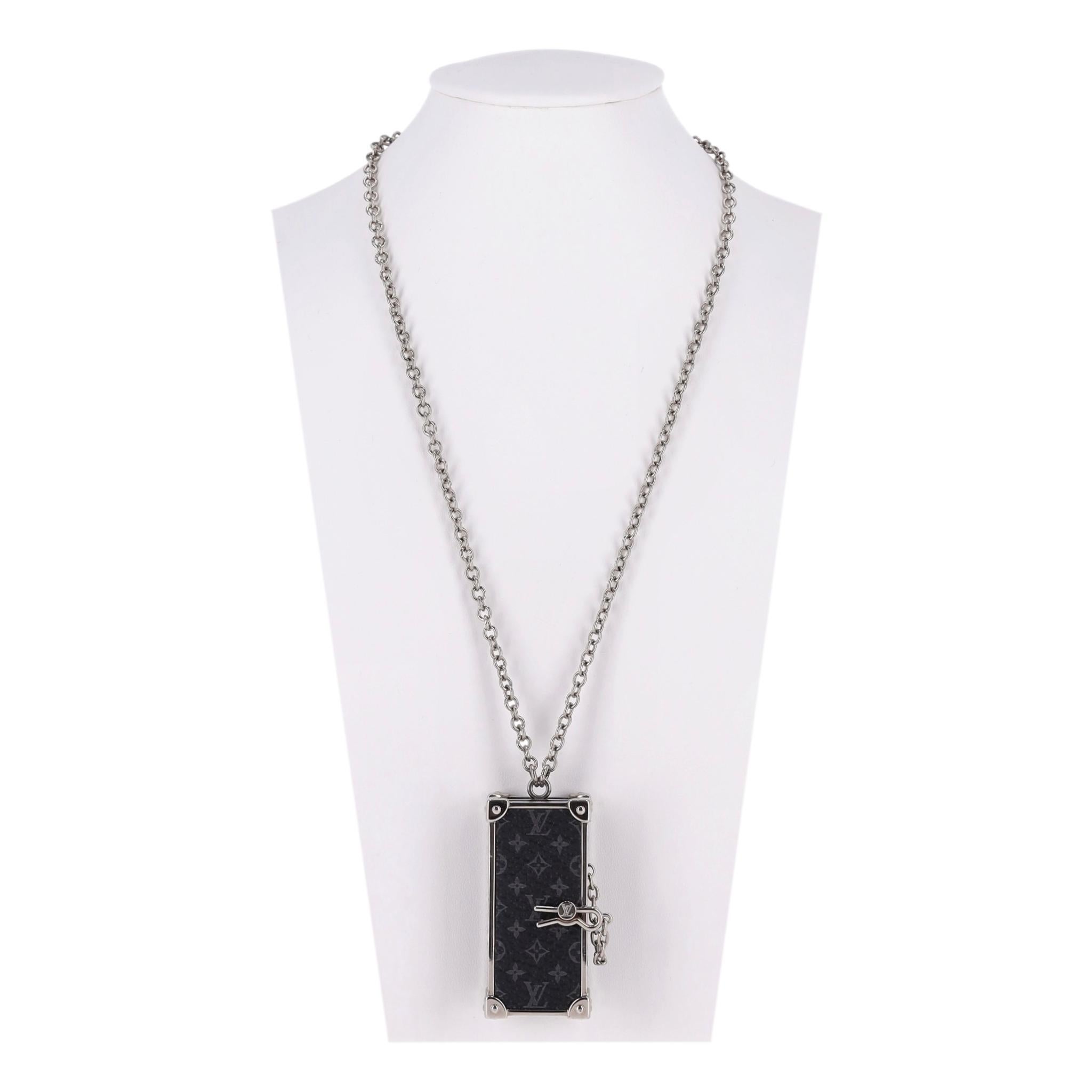 Oggetto raro - Collana The Eclipse di Louis Vuitton Collier DJ Trunk Monogram

Ciondolo in tela nera con monogramma Louis Vuitton incastonato in una cornice d'argento.

Con una chiusura in stile pin-lock con incisione 