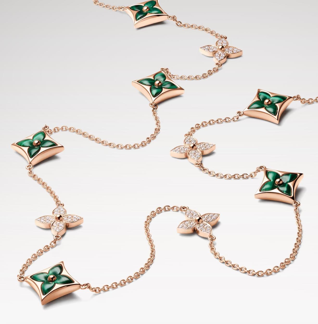 I pezzi Color Blossom celebrano l'emblematico Monogram Flower, disegnato nel 1896 da Georges-Louis Vuitton, figlio del fondatore. Incastonata nell'oro rosa a 18 carati, questa preziosa collana lunga presenta motivi a stella ornati da pietre di