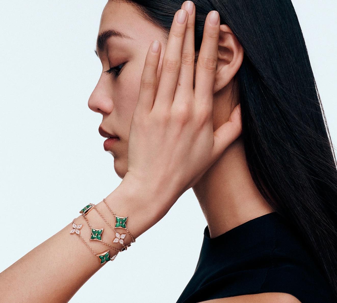 Louis Vuitton, Collana lunga con fiori di malachite e diamanti In condizioni ottime in vendita a Chicago, IL