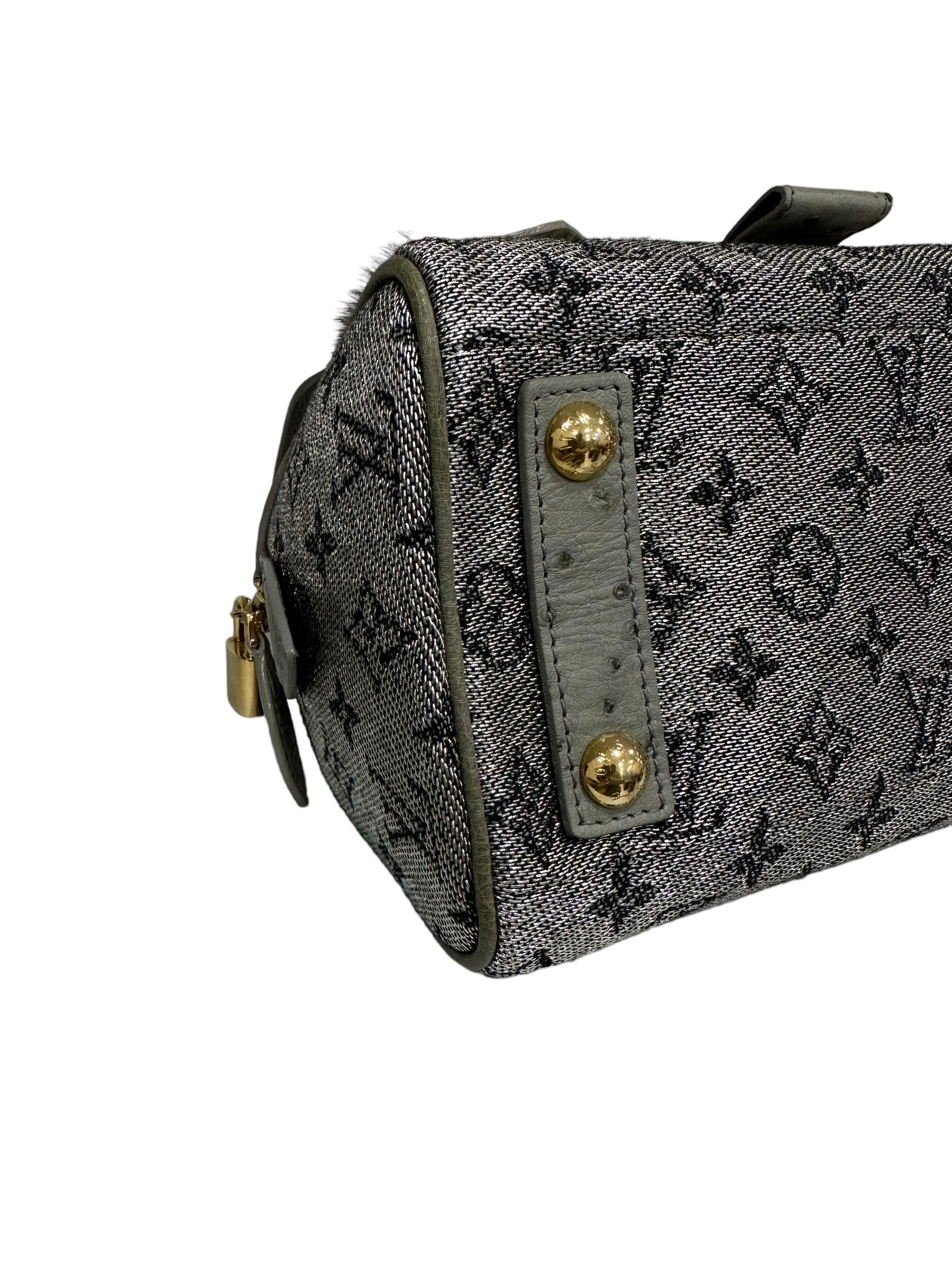 Iconic Louis Vuitton bag, Comédie Carousel model, year of production 2010/2011, made in lurex fabric with inserts in leathers with gold hardware. Equipped with zip closure and front flap in silver leather with interlocking hook. Equipped with a