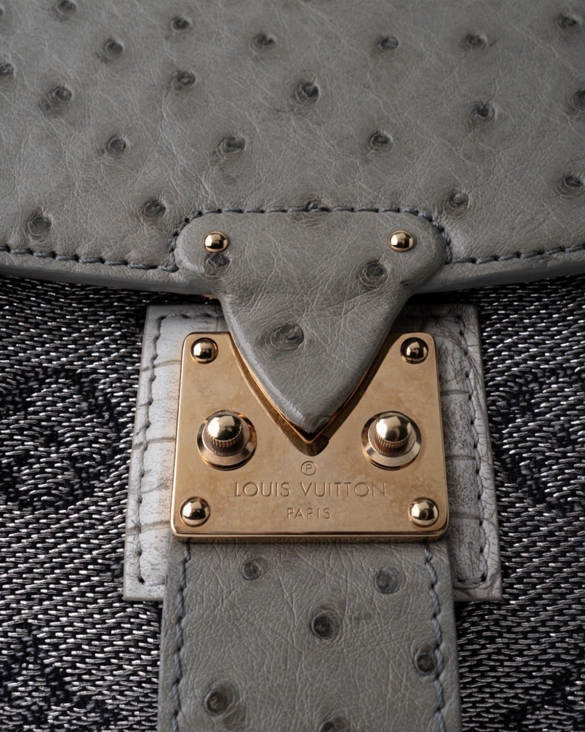 Iconic Louis Vuitton bag, Comédie Carousel model, year of production 2010/2011, made in lurex fabric with inserts in leathers with gold hardware. Equipped with zip closure and front flap in silver leather with interlocking hook. Equipped with a