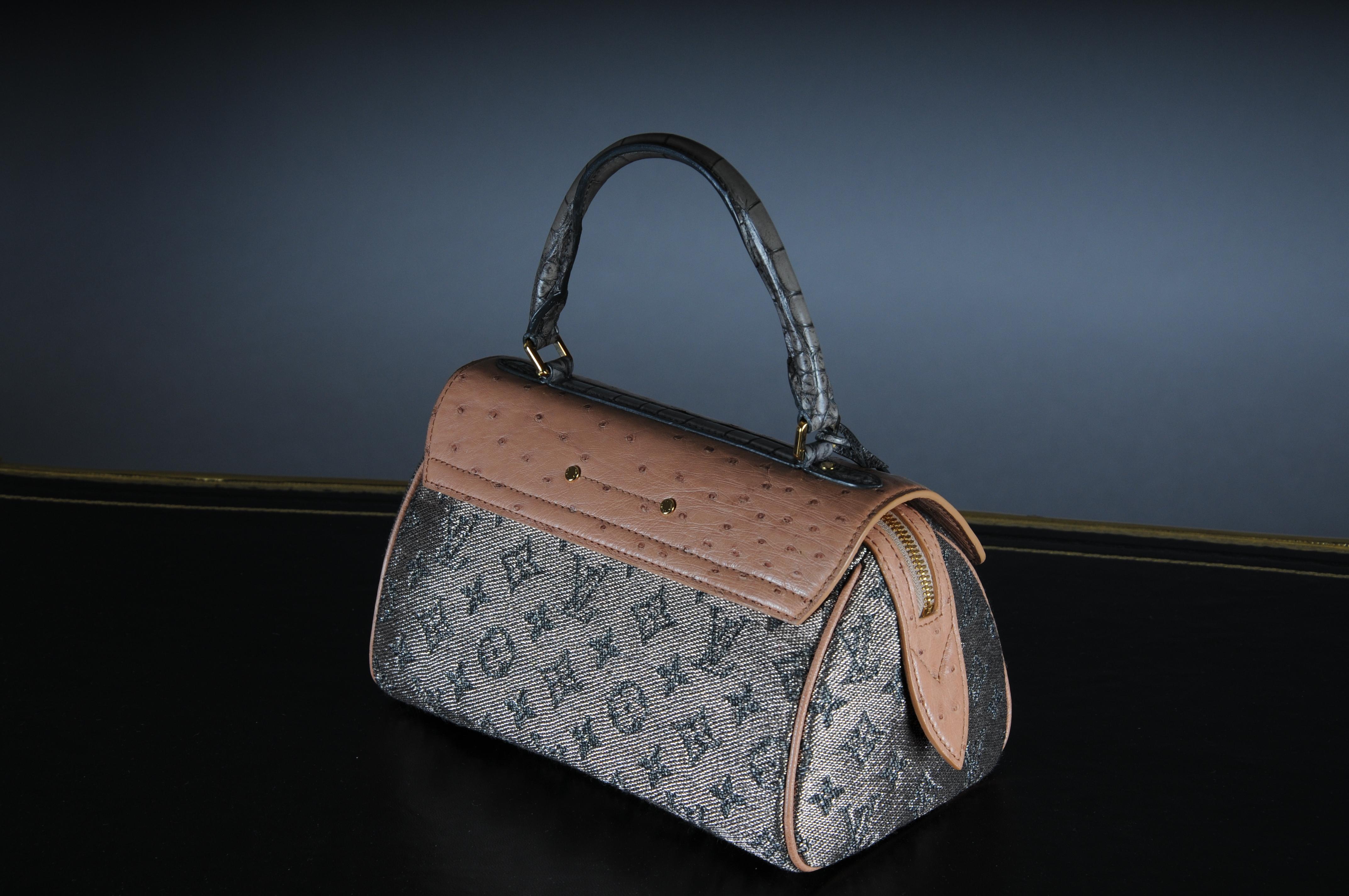 Women's or Men's Louis Vuitton Comédie Karussell  Top Handle bag ostrich leather For Sale