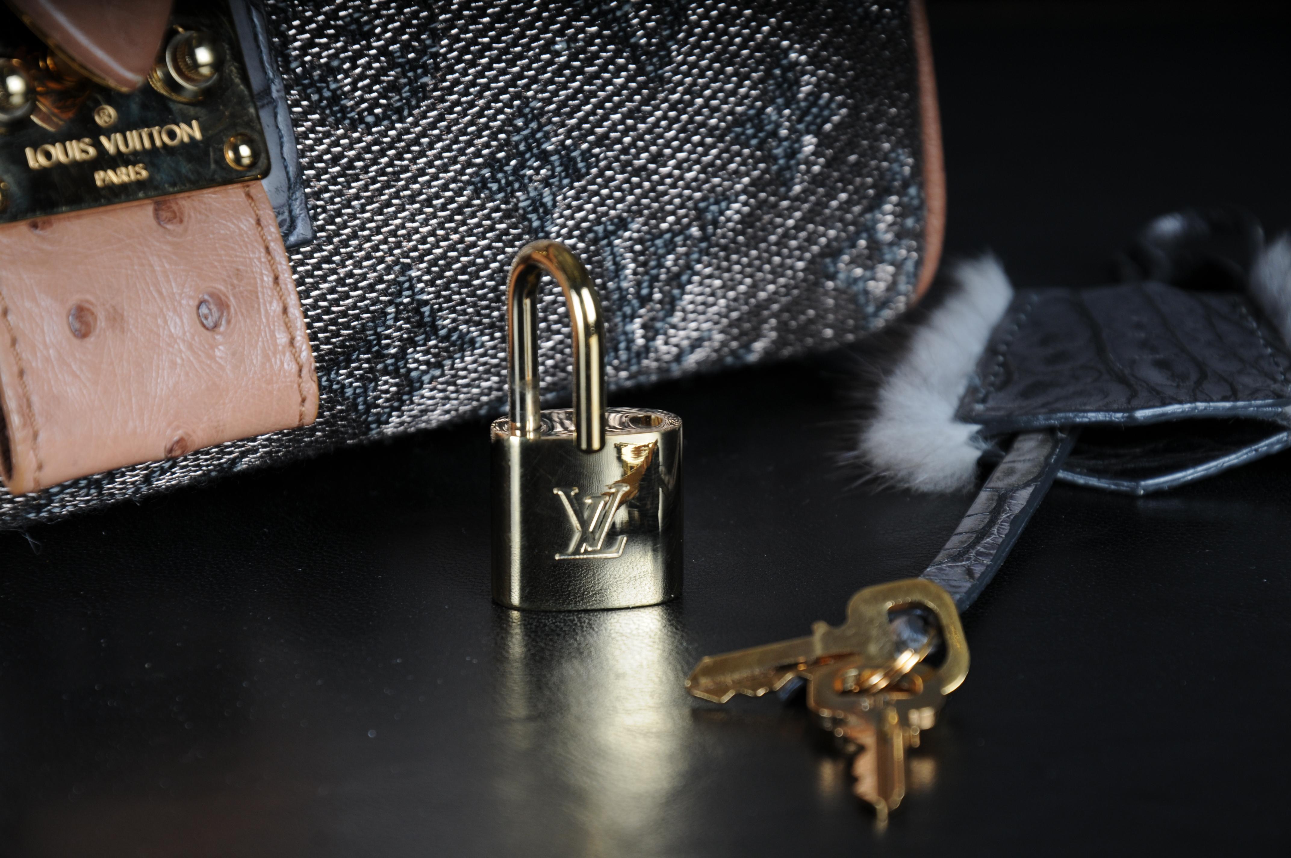 Louis Vuitton Comédie Karussell  Top Handle bag ostrich leather For Sale 3