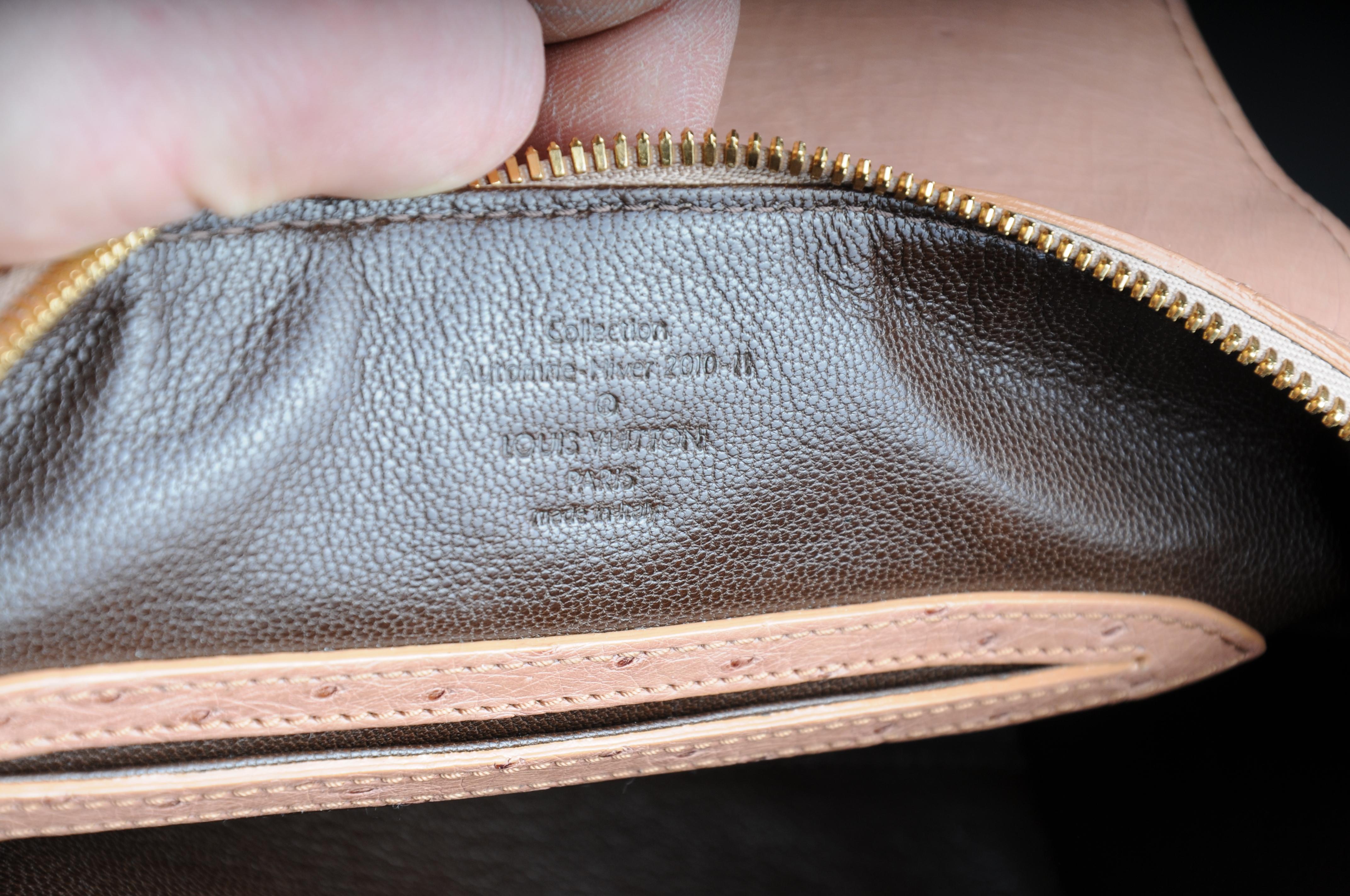 Louis Vuitton Comédie Karussell  Top Handle bag ostrich leather For Sale 5