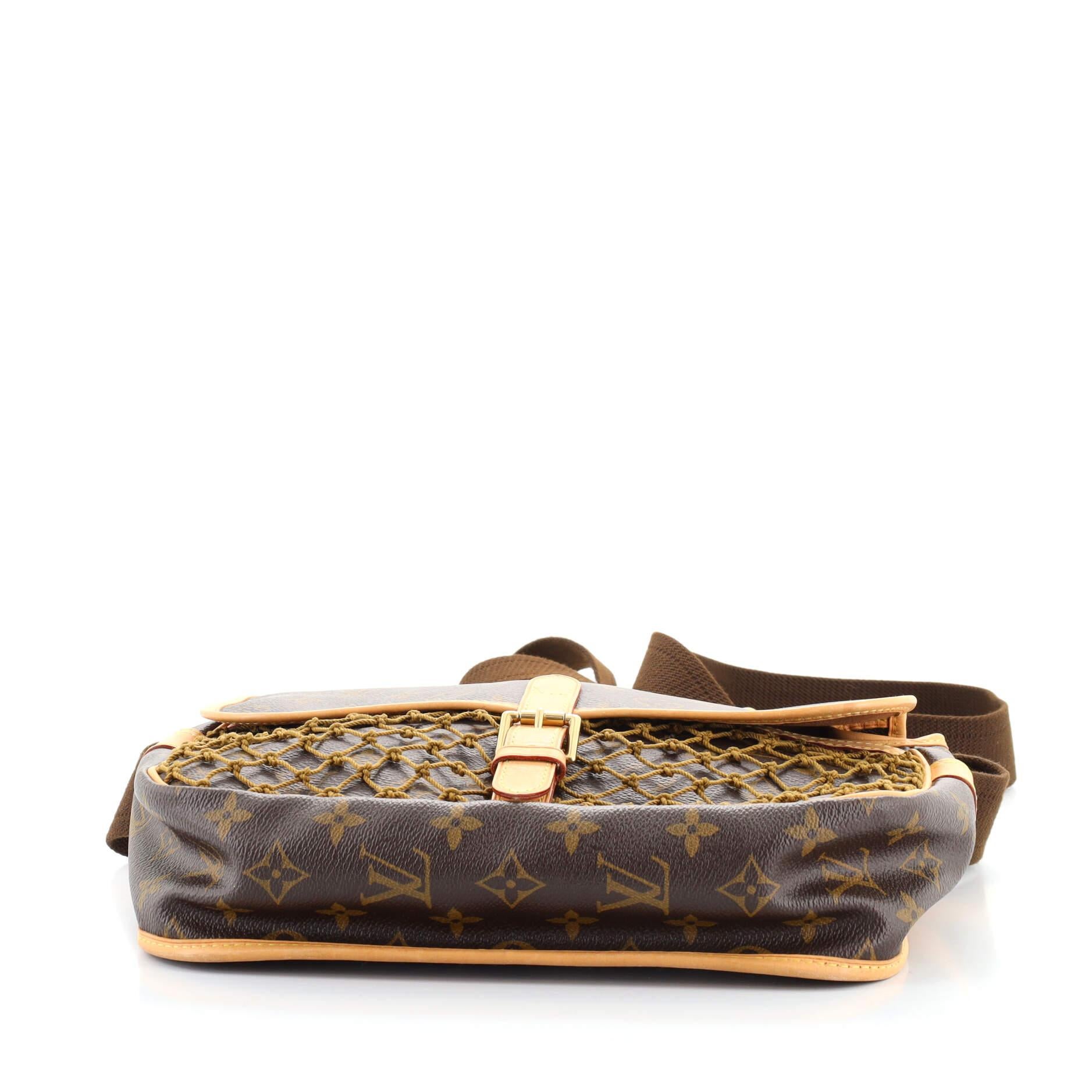 Messenger Bag von Louis Vuitton aus Segeltuch mit Monogramm PM im Zustand „Gut“ in NY, NY