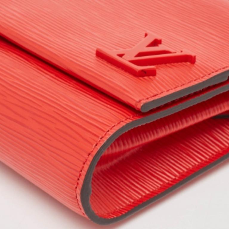 Das Haus Louis Vuitton bietet diese wunderschöne rote Tasche an, mit der Sie jede Saison einen zeitlosen Stil kreieren können. Dieses aus hochwertigen MATERIALEN gefertigte Stück wird Ihnen lange erhalten bleiben.