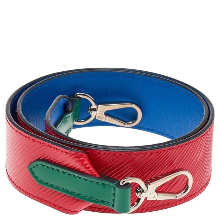 Like all other Louis Vuitton creations, this shoulder strap too guarantees eternal style and versatility. It is made from Coquelicot Epi leather on the exterior with silver-toned hardware adorning its structure. It measures 98 cm x 4 cm in