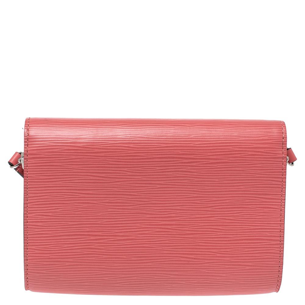 Wie schön ist diese Louise-Tasche von Louis Vuitton! Es ist gut verarbeitet und strotzt nur so vor Stil. Sie ist außen mit Epi-Leder und innen mit Alcantara ausgestattet:: und auf der Klappe ist ein großes LV abgebildet. Mit einem Schulterriemen