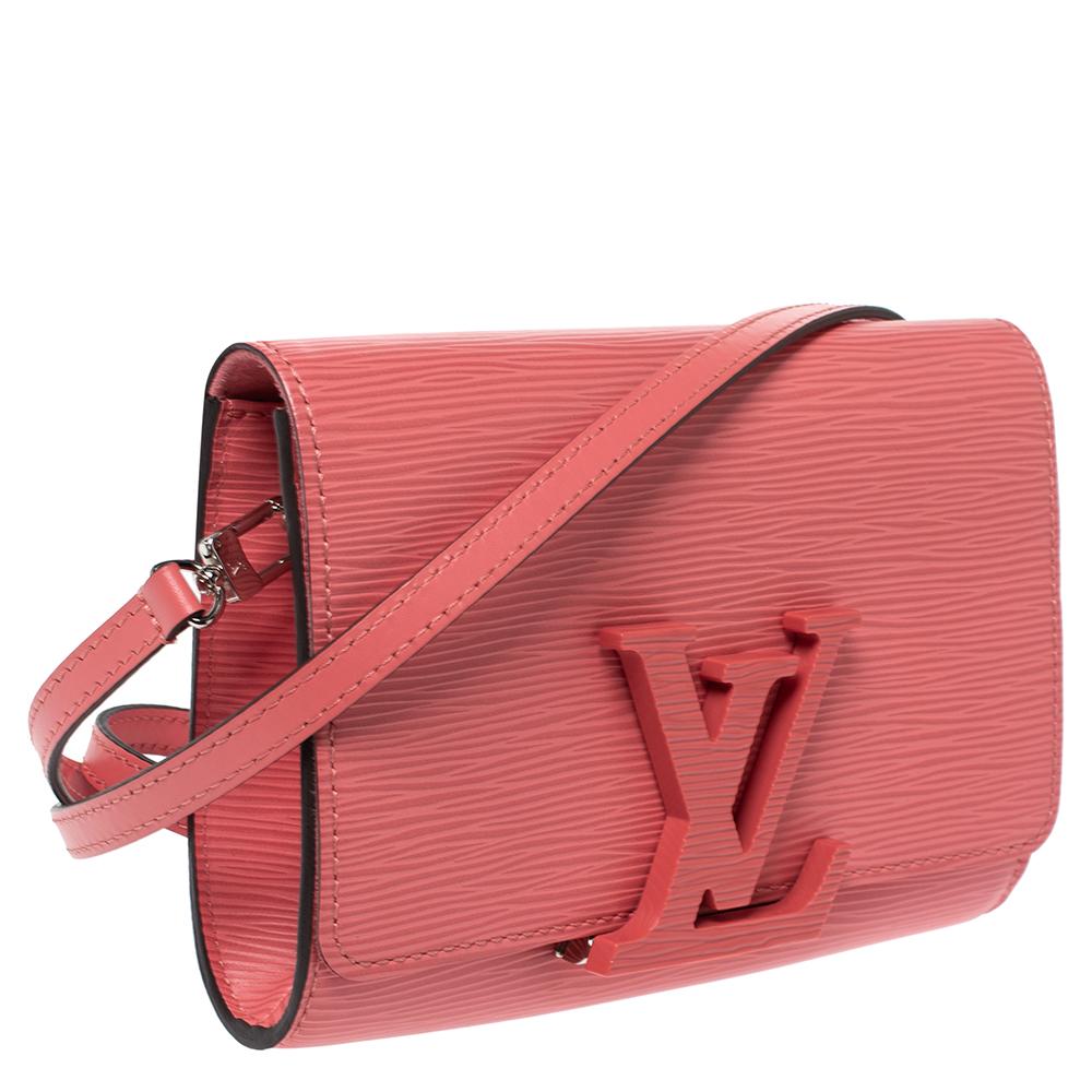 Louis Vuitton Koralle Epi Leder Louise PM Tasche im Zustand „Gut“ in Dubai, Al Qouz 2