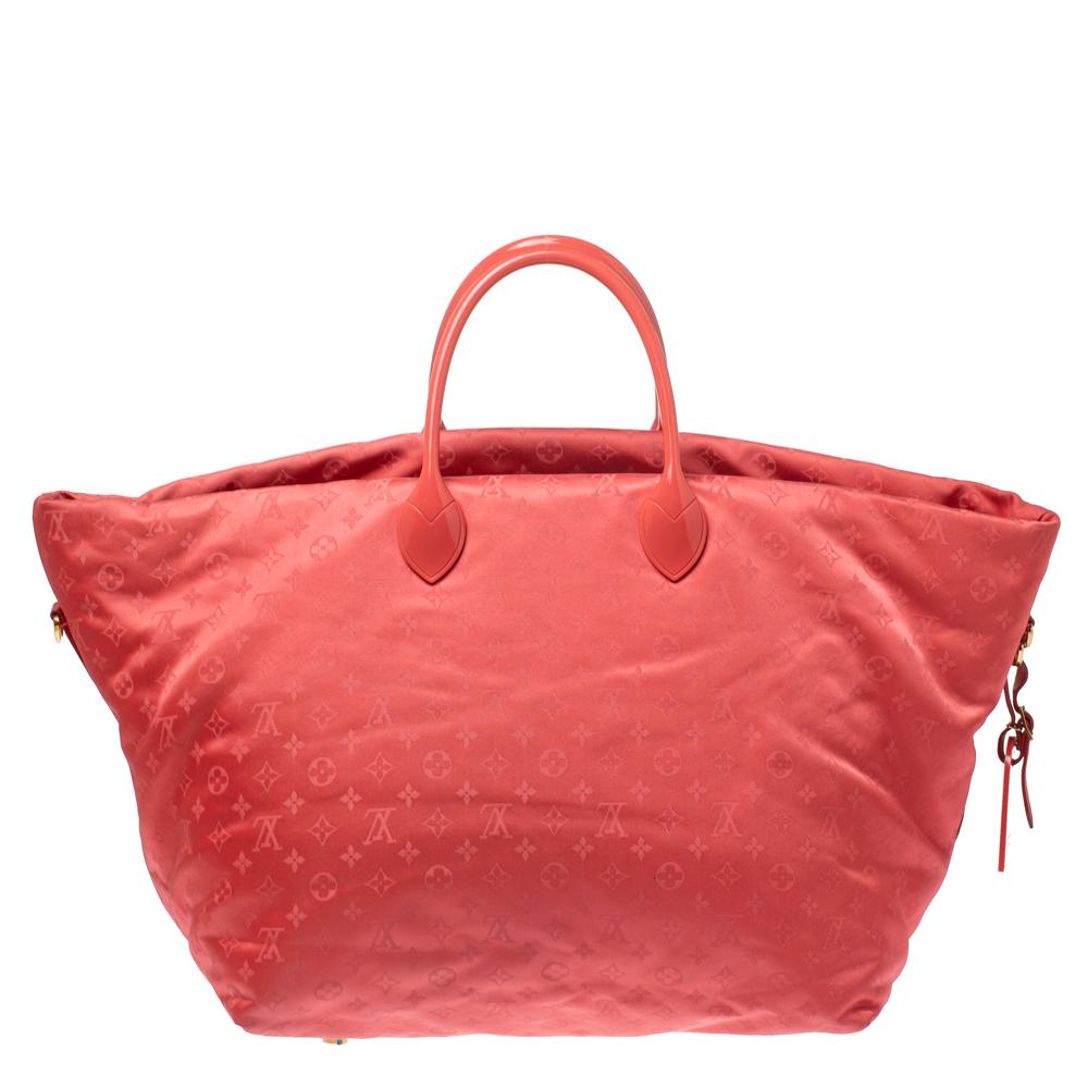 Coming from the house of Louis Vuitton, this handbag is a dream come true for every beach-lover. This playful bag has been crafted from monogram nylon and comes in a lovely shade of coral. It has a lovely logo print on the front and comes with dual