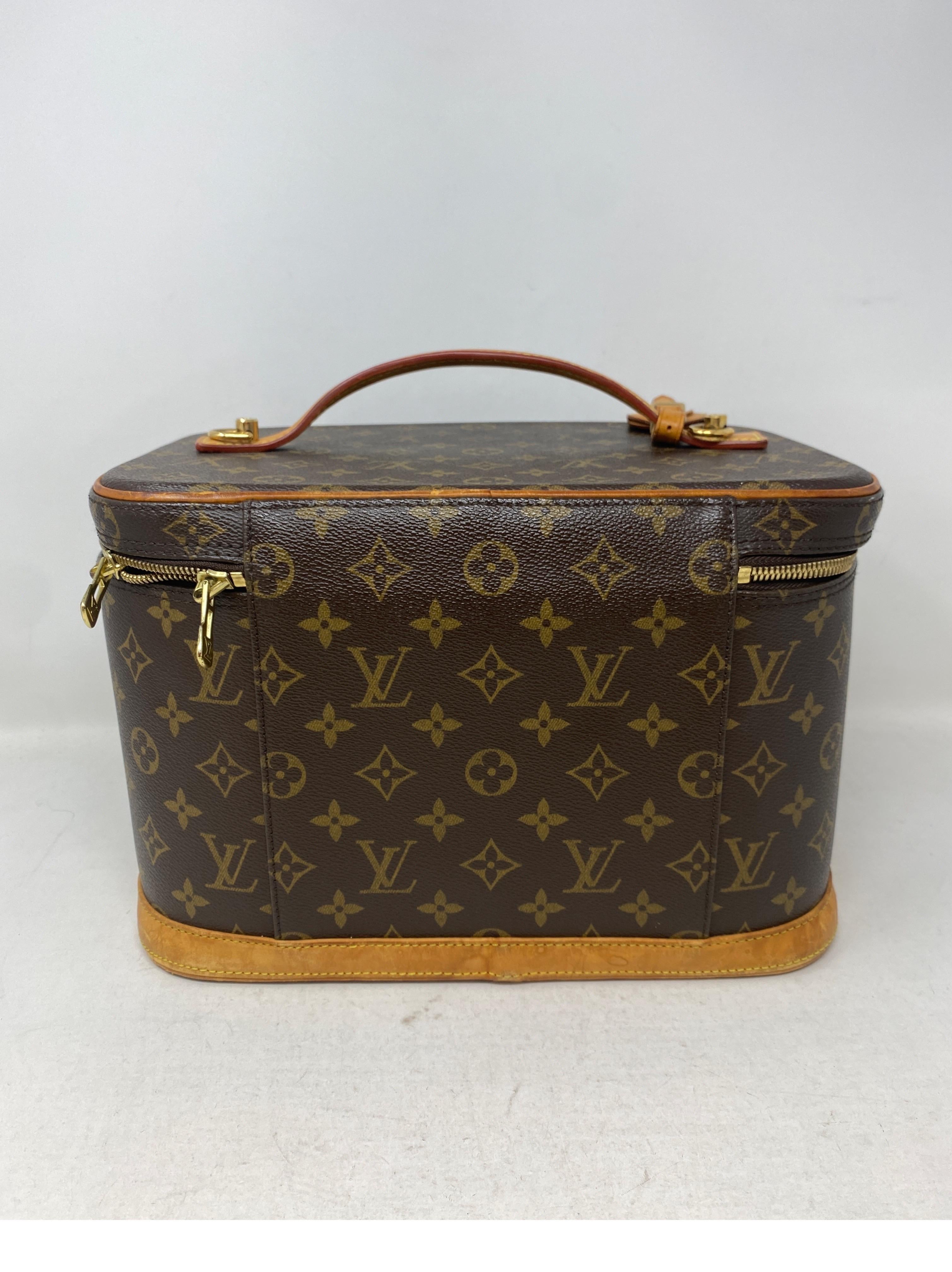 Die Kosmetiktasche von Louis Vuitton  im Zustand „Gut“ in Athens, GA