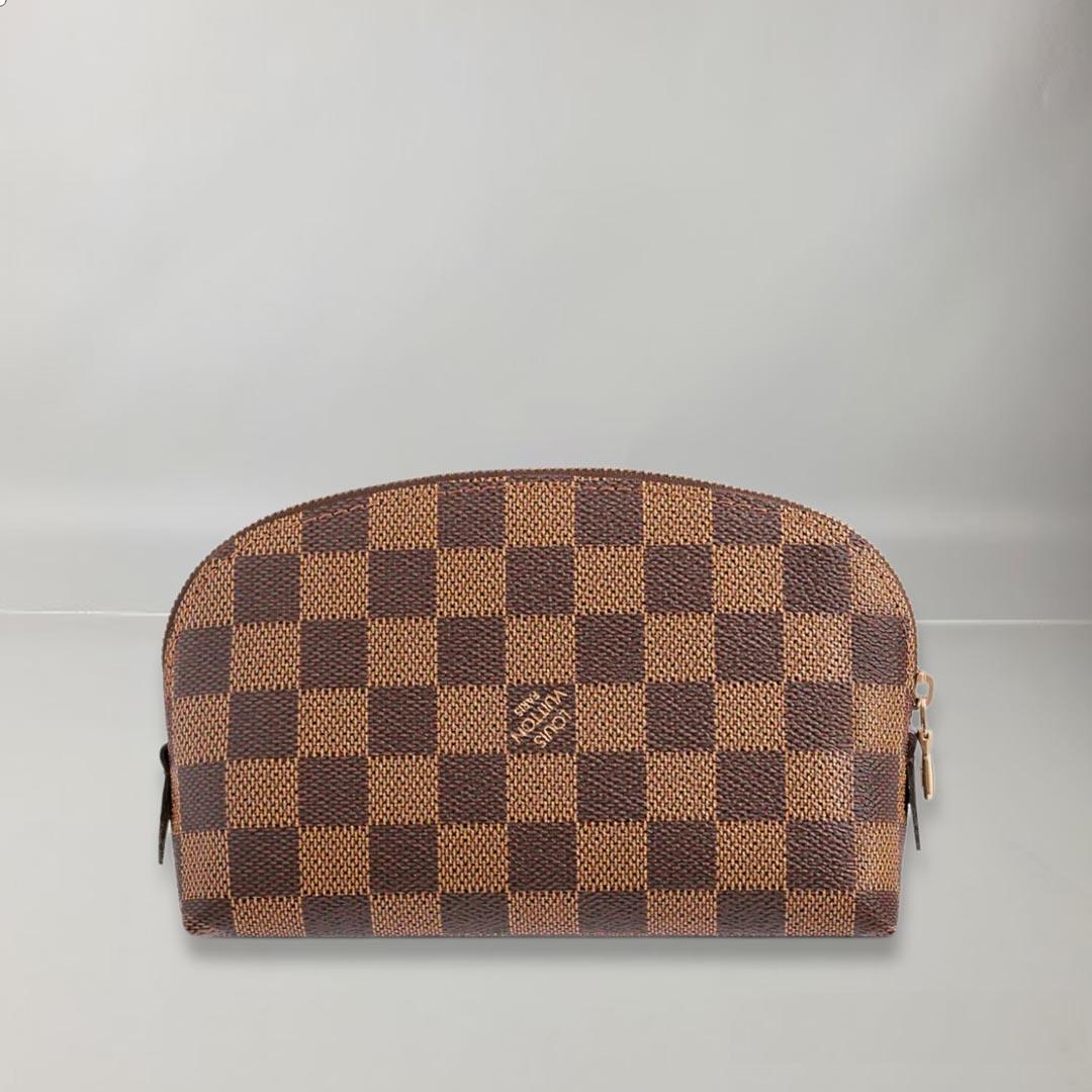 With its large zipper, this cosmetics pouch in Damier canvas easily stores all small products. It features a flat pocket, ideal for holding a mirror.