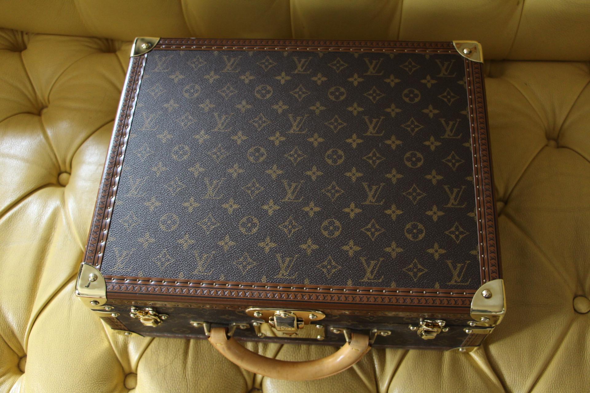This beautiful monogram Louis Vuitton suitcase is very elegant with all its brass pieces.It features solid brass corners, Louis Vuitton stamped solid brass clasps,lock and studs. Its all leather rounded handle is very comfortable.
Its interior is