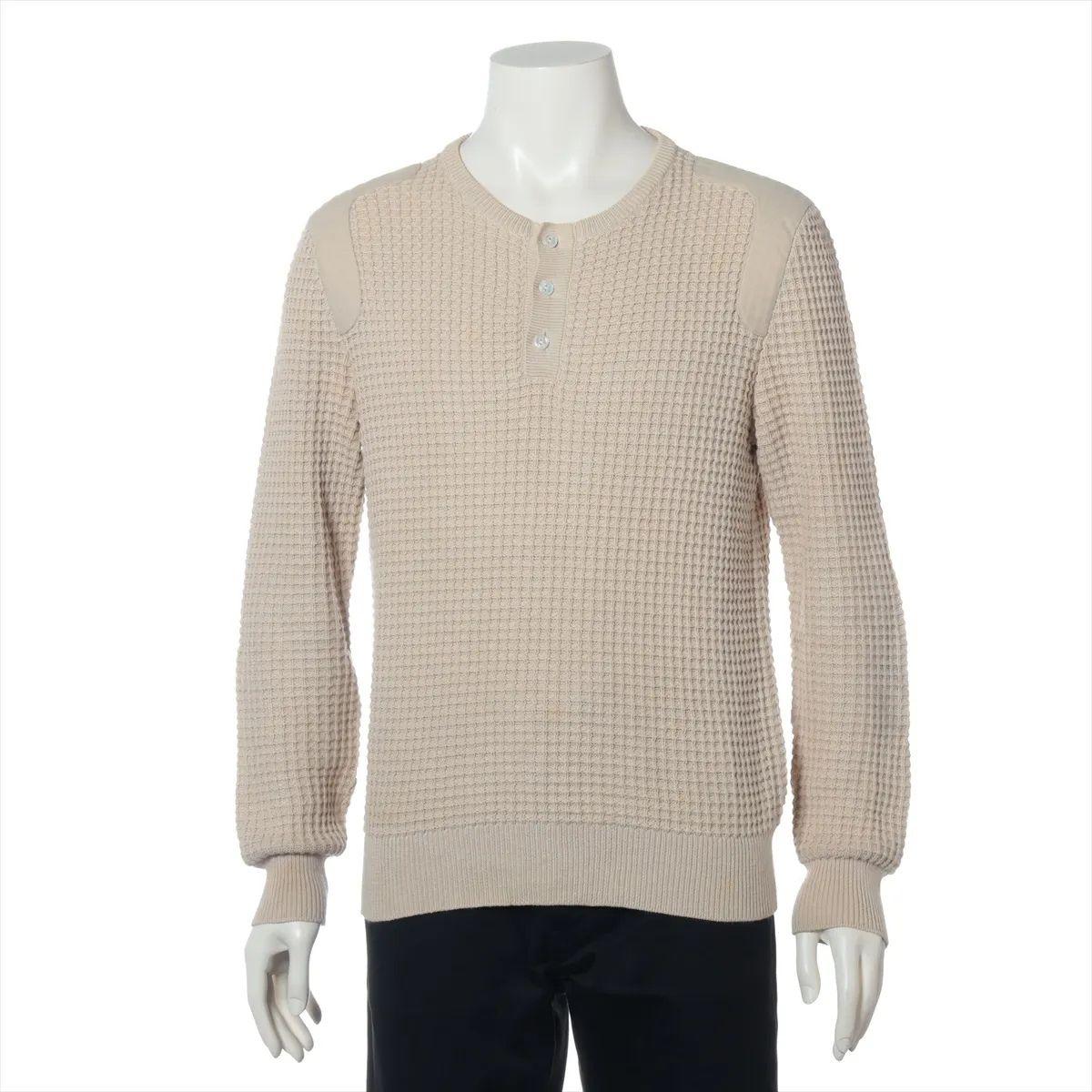 Il maglione in maglia di cotone Louis Vuitton in beige è un capo essenziale del guardaroba che mette in evidenza l'attenzione della Maison per i dettagli e l'artigianalità. Realizzato in morbido cotone, presenta una trama a nido d'ape che aggiunge