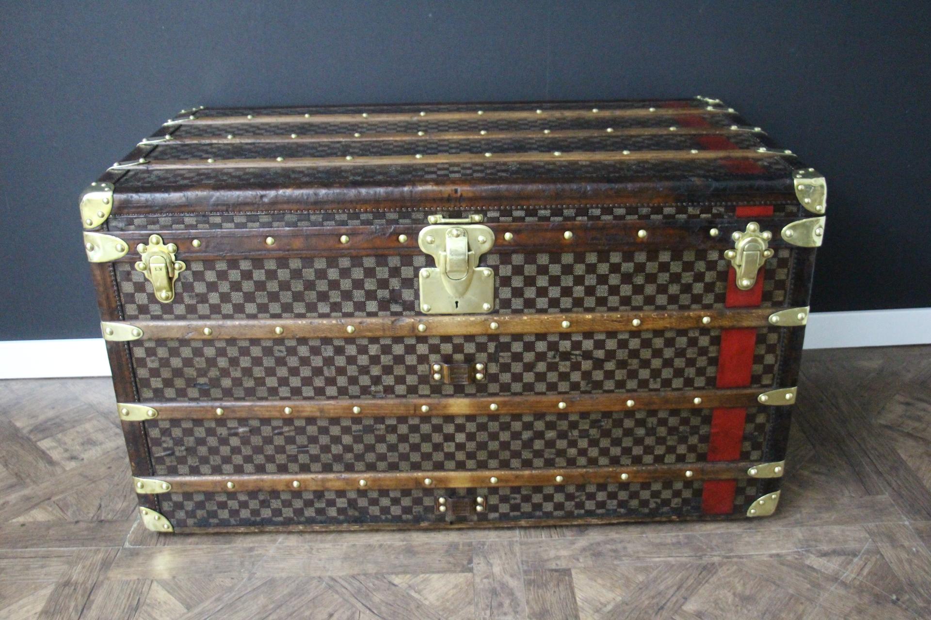 Diese Vuitton-Truhe ist eine der selteneren Louis Vuitton-Truhen, die derzeit angeboten werden. Es ist nämlich mit dem weltberühmten und begehrten Damastgewebe (Schachbrettmuster) ausgestattet. Er stammt aus dem Jahr 1889 und ist ein wunderbares