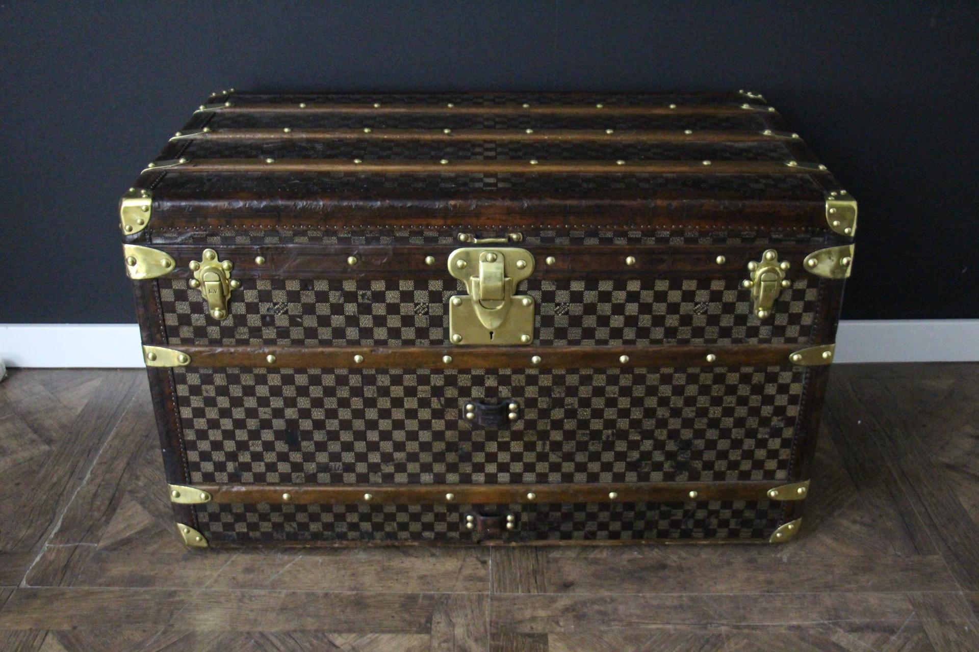 Diese Vuitton-Truhe ist eine der selteneren Louis Vuitton-Truhen, die derzeit angeboten werden. Es ist nämlich mit dem weltberühmten und begehrten Damastgewebe (Schachbrettmuster) ausgestattet. Er stammt aus dem Jahr 1889 und ist ein wunderbares