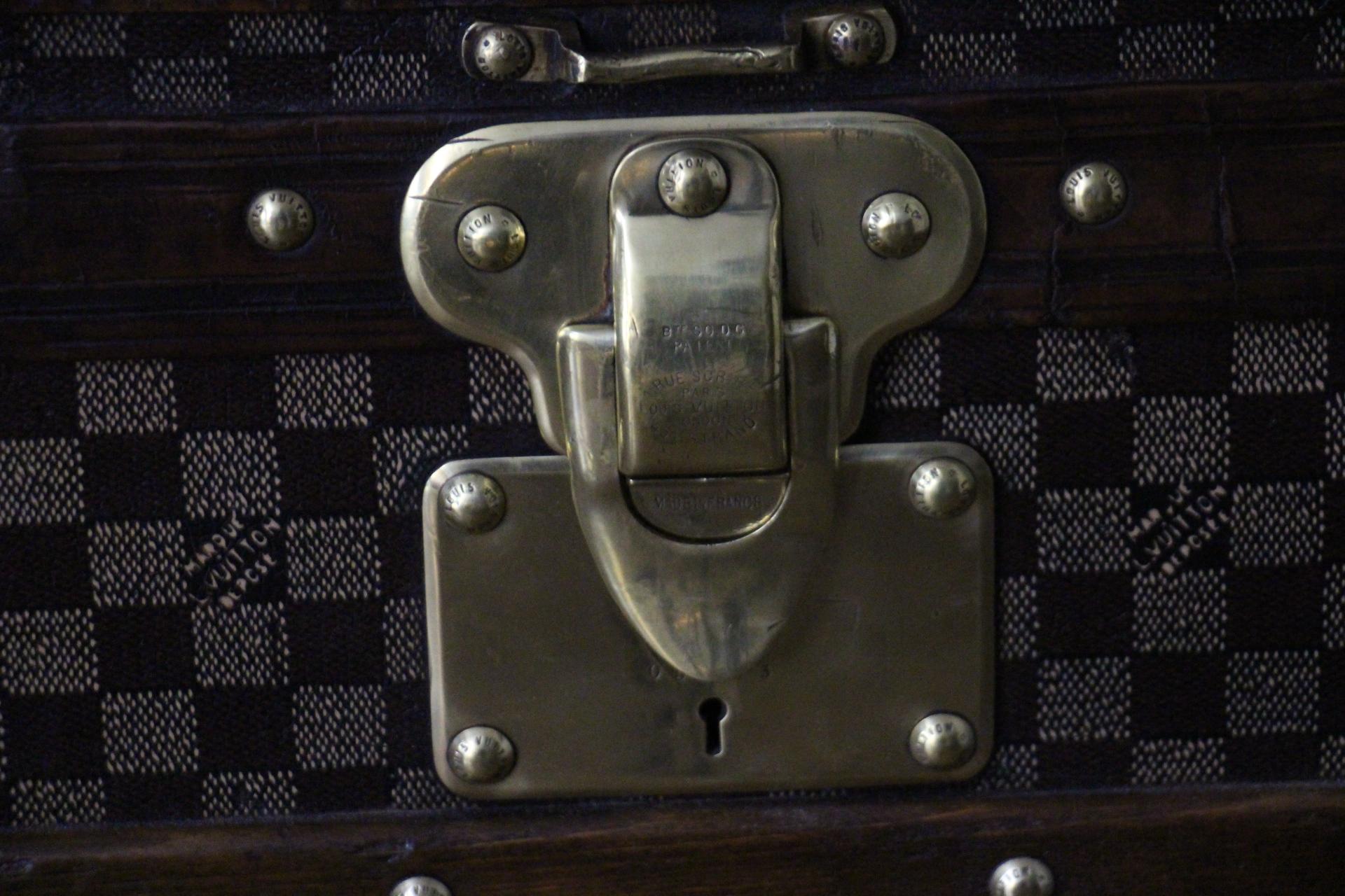 Louis Vuitton Courrier-Truhe aus Damier Canvas in Damier 90 cm, Vuitton Dampfer-Truhe im Zustand „Gut“ im Angebot in Saint-Ouen, FR
