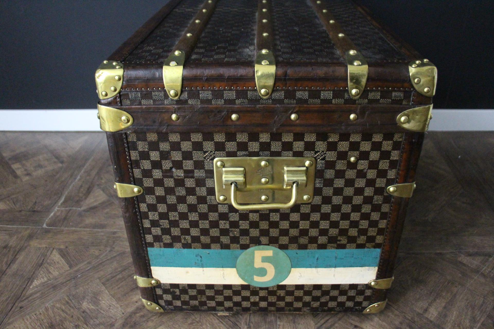 Louis Vuitton Courrier-Truhe aus Damier Canvas in Damier 90 cm, Vuitton Dampfer-Truhe (Messing) im Angebot
