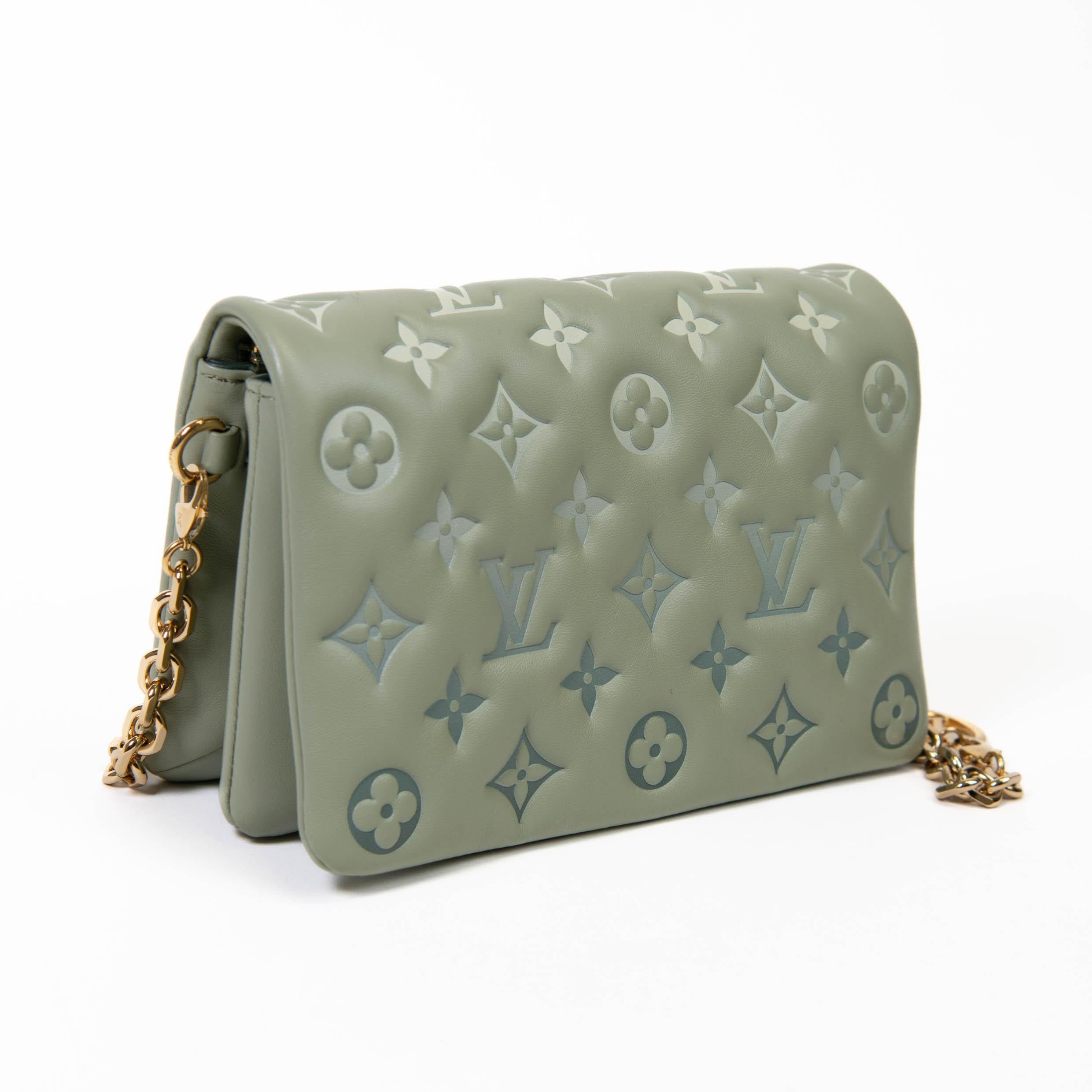 100% authentisch 

Diese Tasche ist aus grünem Lammleder mit Monogrammprägung gefertigt und verfügt über einen abnehmbaren Kettenriemen. Die Klappe öffnet sich zu einem unterteilten Innenraum aus Leder mit einer flachen Tasche.

Länge der Basis: