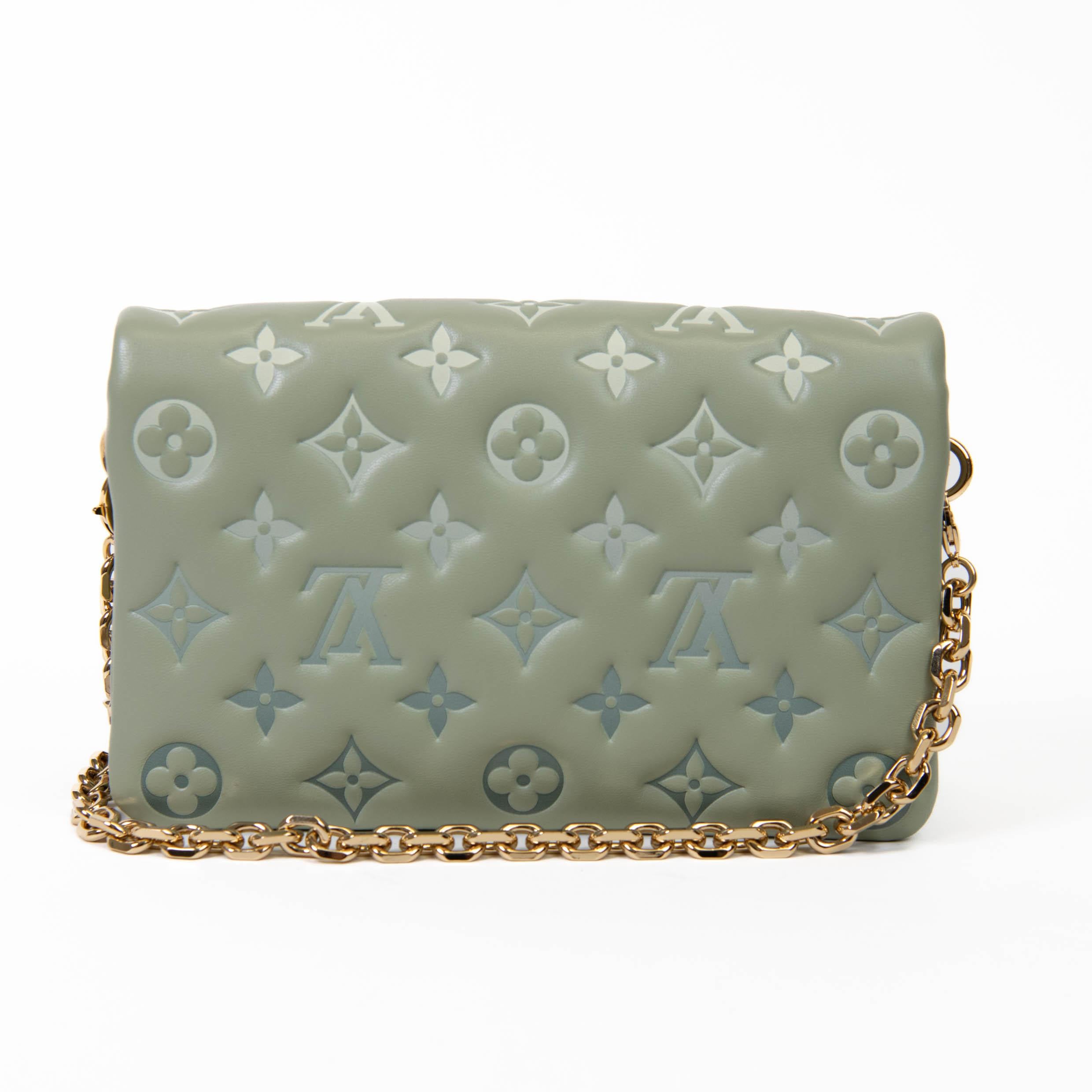Louis Vuitton Coussin Grünes Lammleder Geprägtes Monogramm Pochette (Grau)