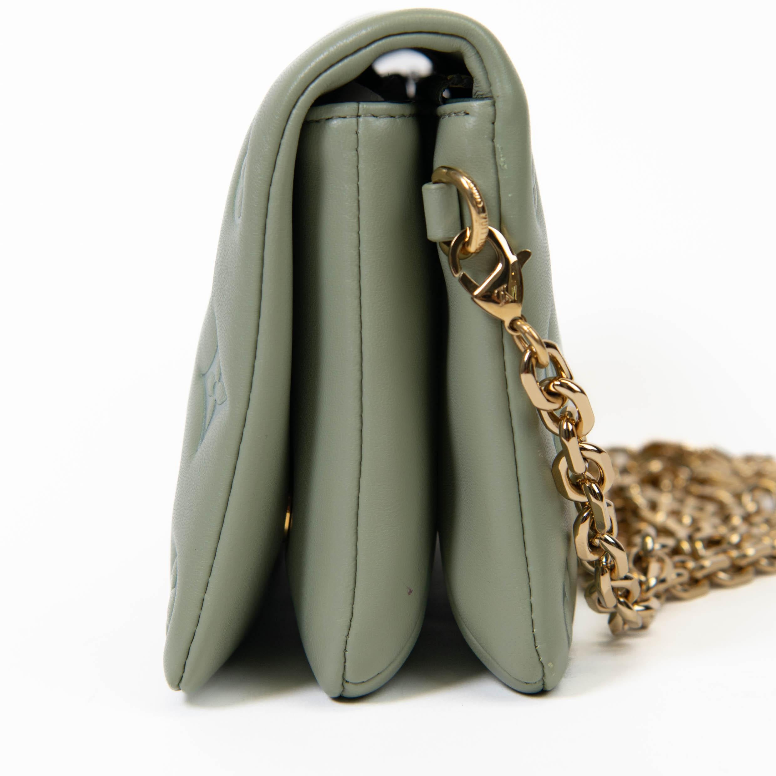 Louis Vuitton Coussin Grünes Lammleder Geprägtes Monogramm Pochette für Damen oder Herren
