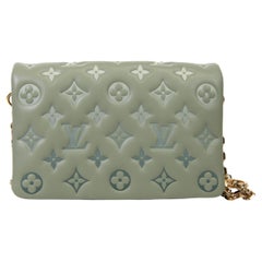 Pochette Louis Vuitton en cuir d'agneau vert mousseline avec monogramme embossé