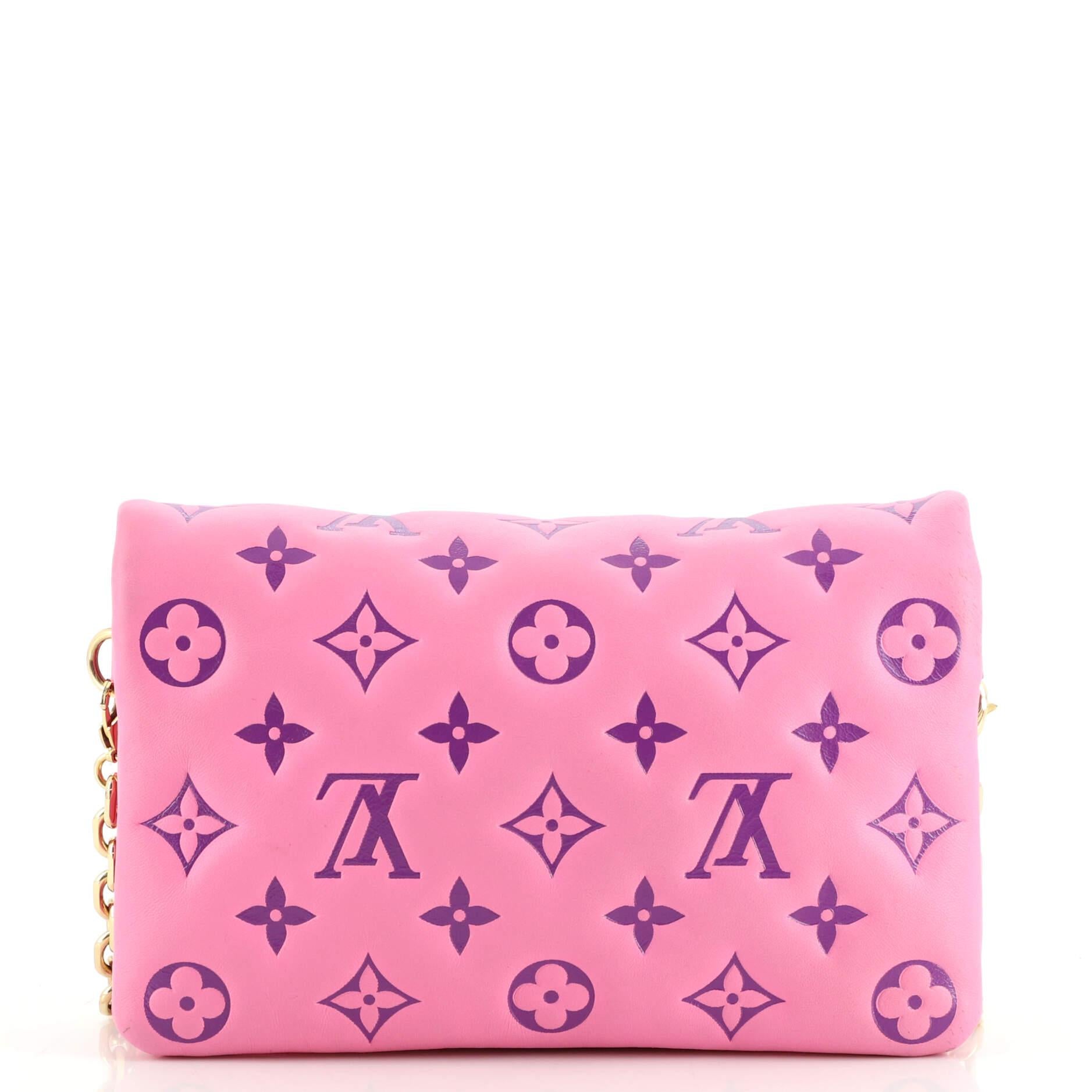 Coussin Pochette aus geprägtem Lammfell mit Monogramm von Louis Vuitton im Zustand „Gut“ in NY, NY