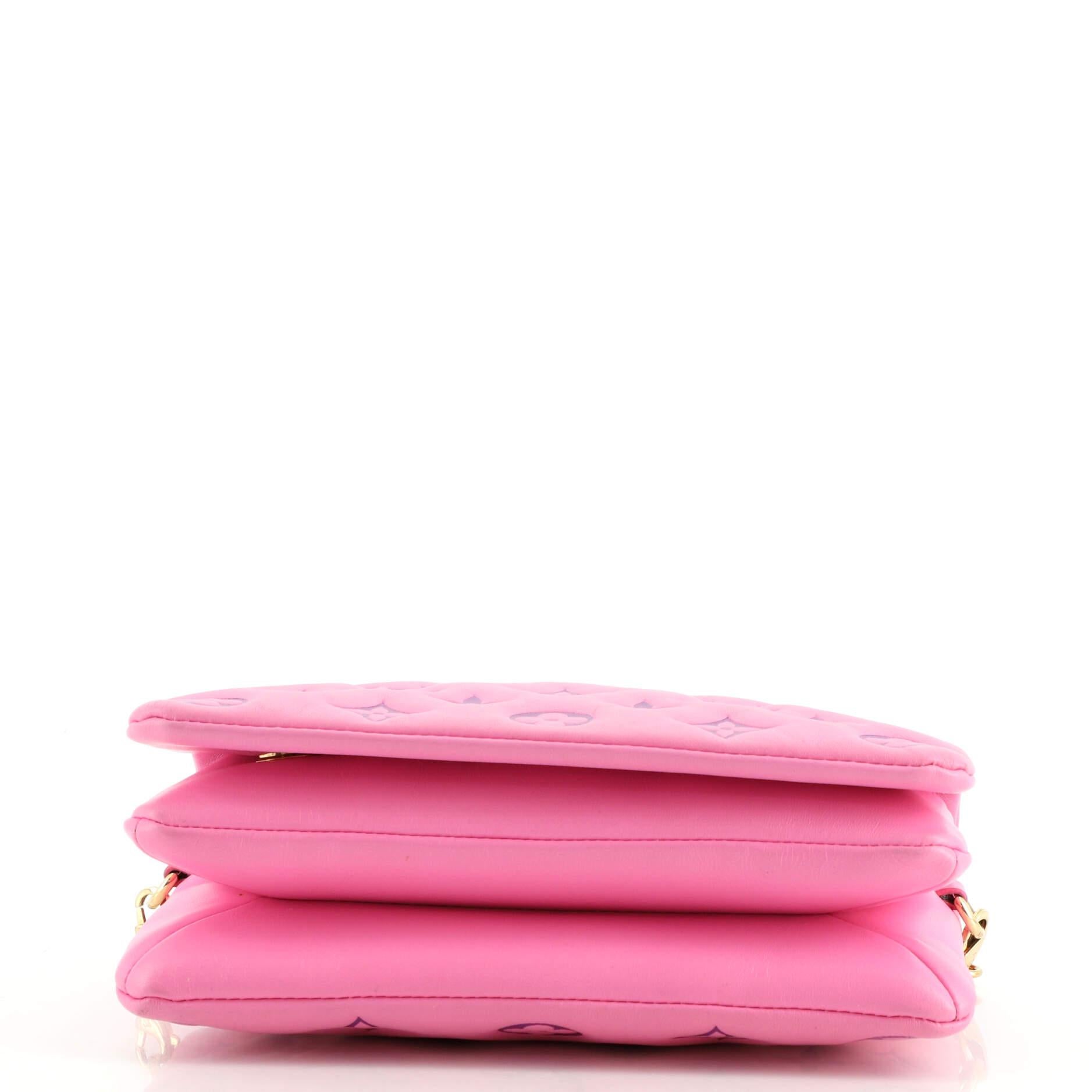 Coussin Pochette aus geprägtem Lammfell mit Monogramm von Louis Vuitton für Damen oder Herren