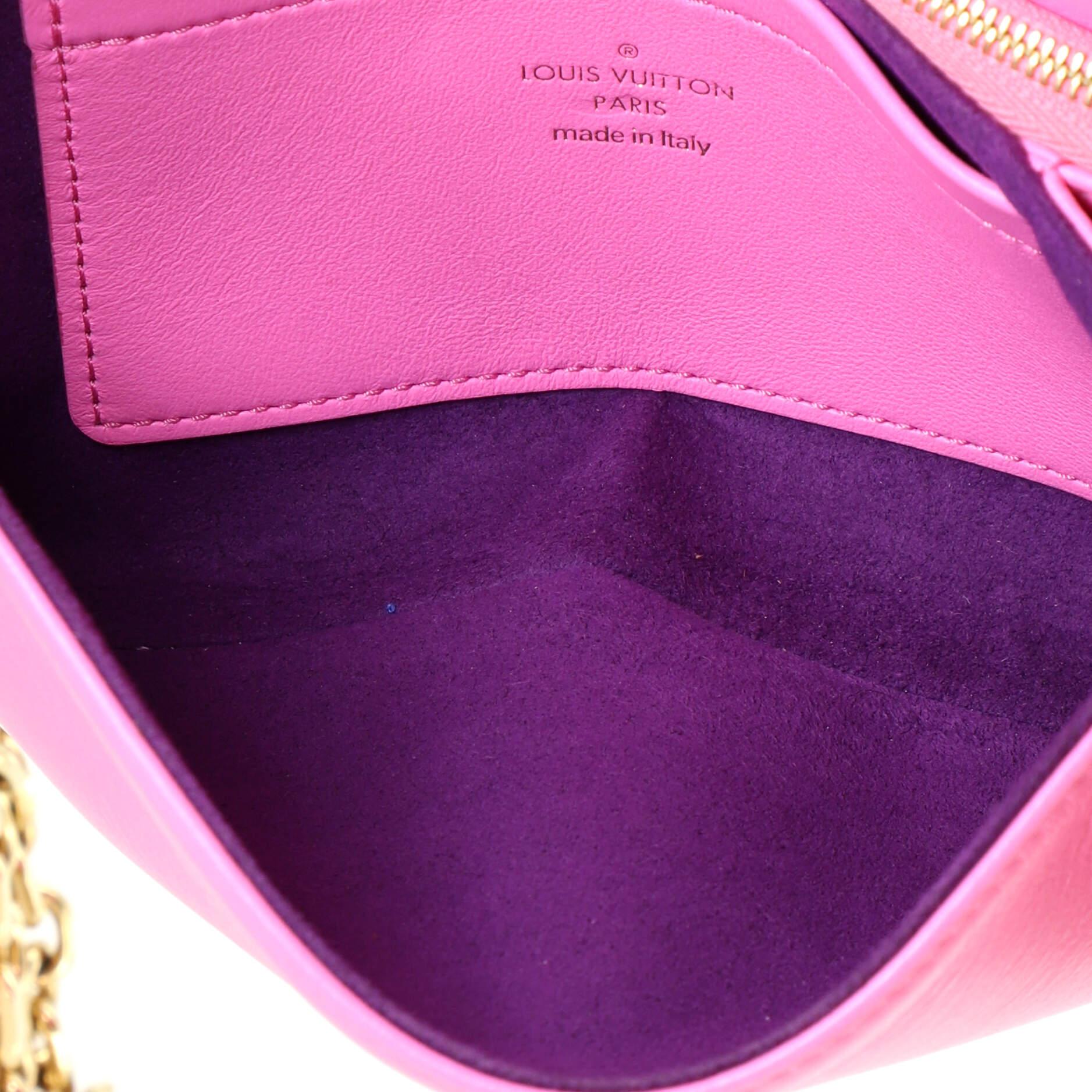 Coussin Pochette aus geprägtem Lammfell mit Monogramm von Louis Vuitton 1