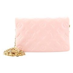 Coussin Pochette aus geprägtem Lammfell mit Monogramm von Louis Vuitton