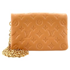 Louis Vuitton Coussin Pochette Monogrammiertes Lammfell mit Monogramm