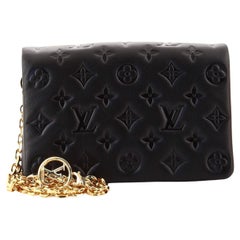 Coussin Pochette aus geprgtem Lammfell mit Monogramm von Louis Vuitton