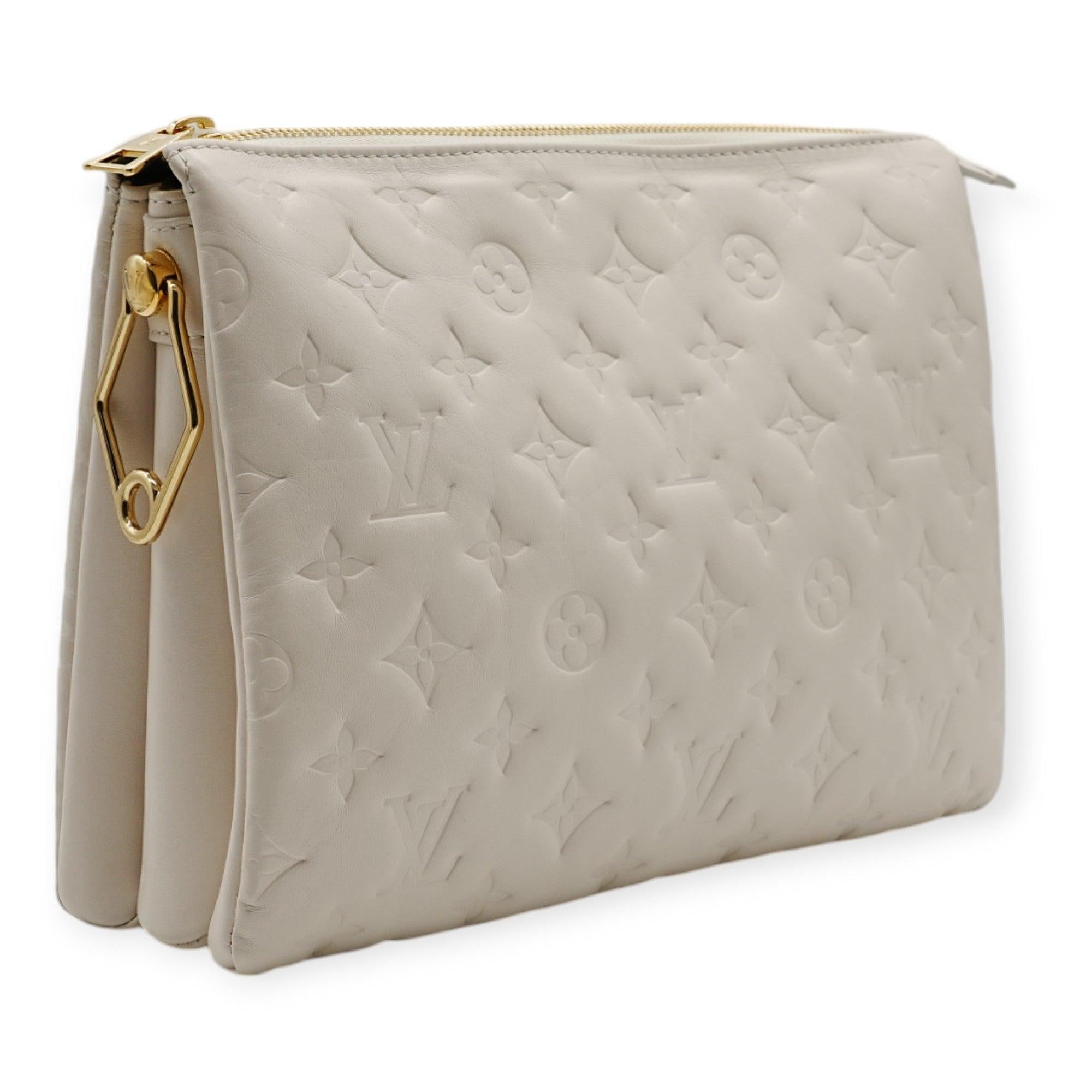 Die Louis Vuitton Coussin White Crossbody Bag besteht aus gestepptem Leder und hat zwei Riemen: eine goldene Kette für einen glänzenden Look und einen Canvas-Riemen für einen lässigen Stil. Kompakt und doch geräumig, ist er perfekt für den täglichen