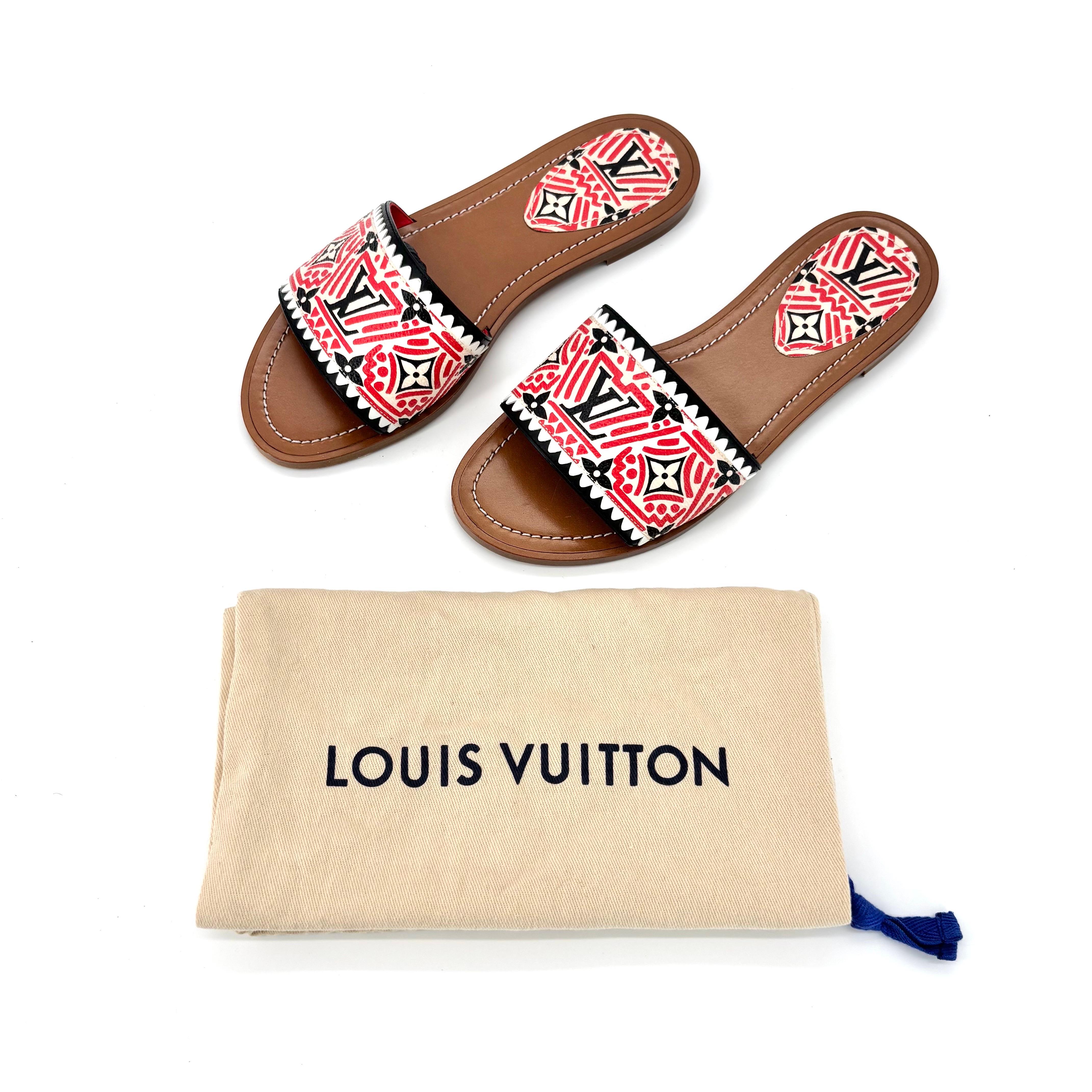 Mules piatte Louis Vuitton Crafty Lock It
Viene fornito con un sacchetto antipolvere

Colore Multi
Taglia 36 EU 6 US
. Altezza tacco 5in

Tomaia in pelle
Suola in pelle
Monogram e stampa LV sulla tomaia
Punta tonda
Segni di leggero utilizzo, nel
