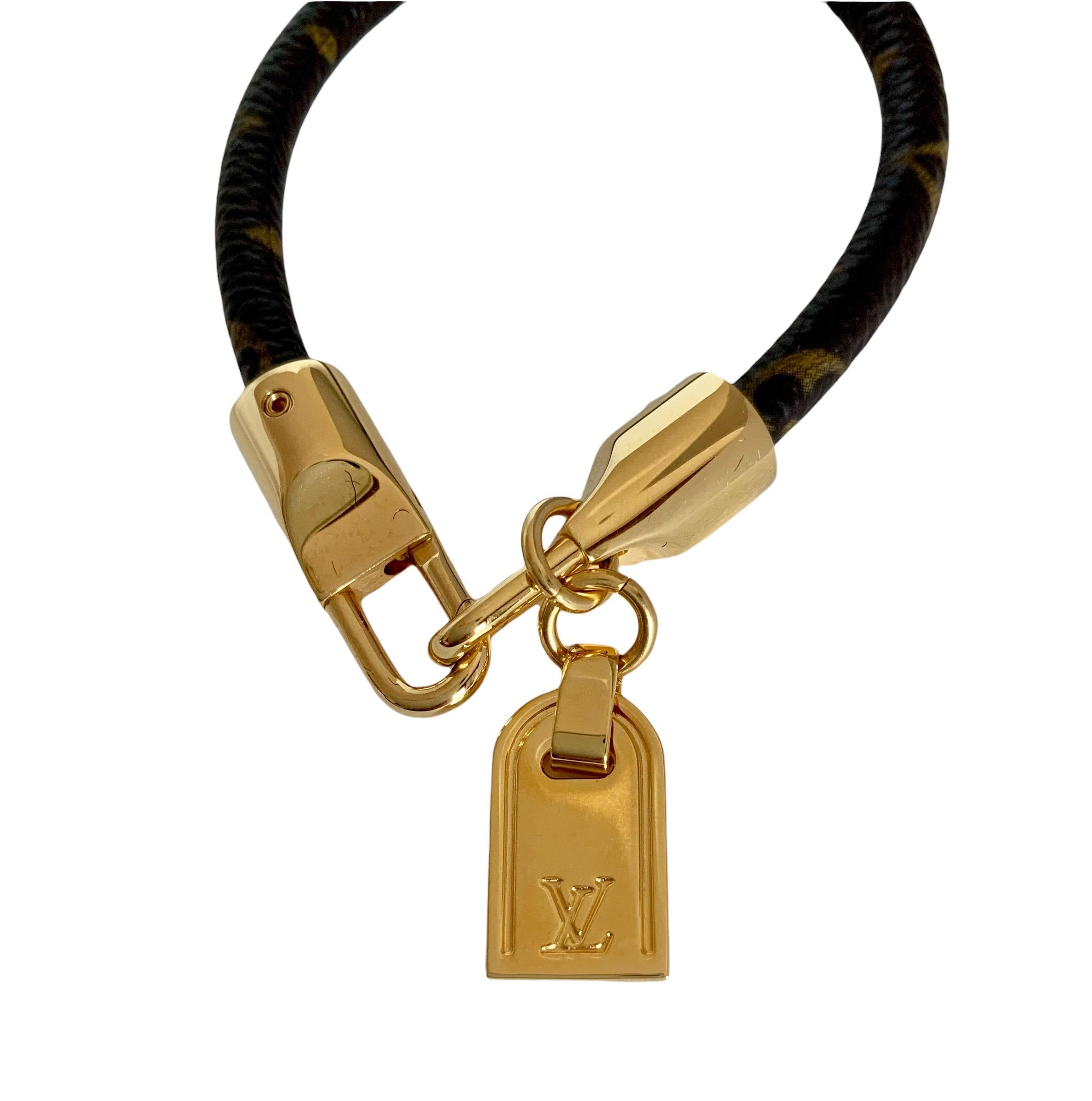 Charming pre-owned Louis Vuitton Crazy in Lock Bracelet.
Crafted in the iconic monogram canvas and gold-tone metal.
LV signature on a charm in the shape of the tag !
Very good condition
Made in Spain
Comes with a LV pouch

All items at la Bourse du
