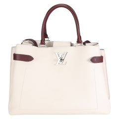 Bolso de día Lockme de piel de becerro granulada color crema y burdeos de Louis Vuitton