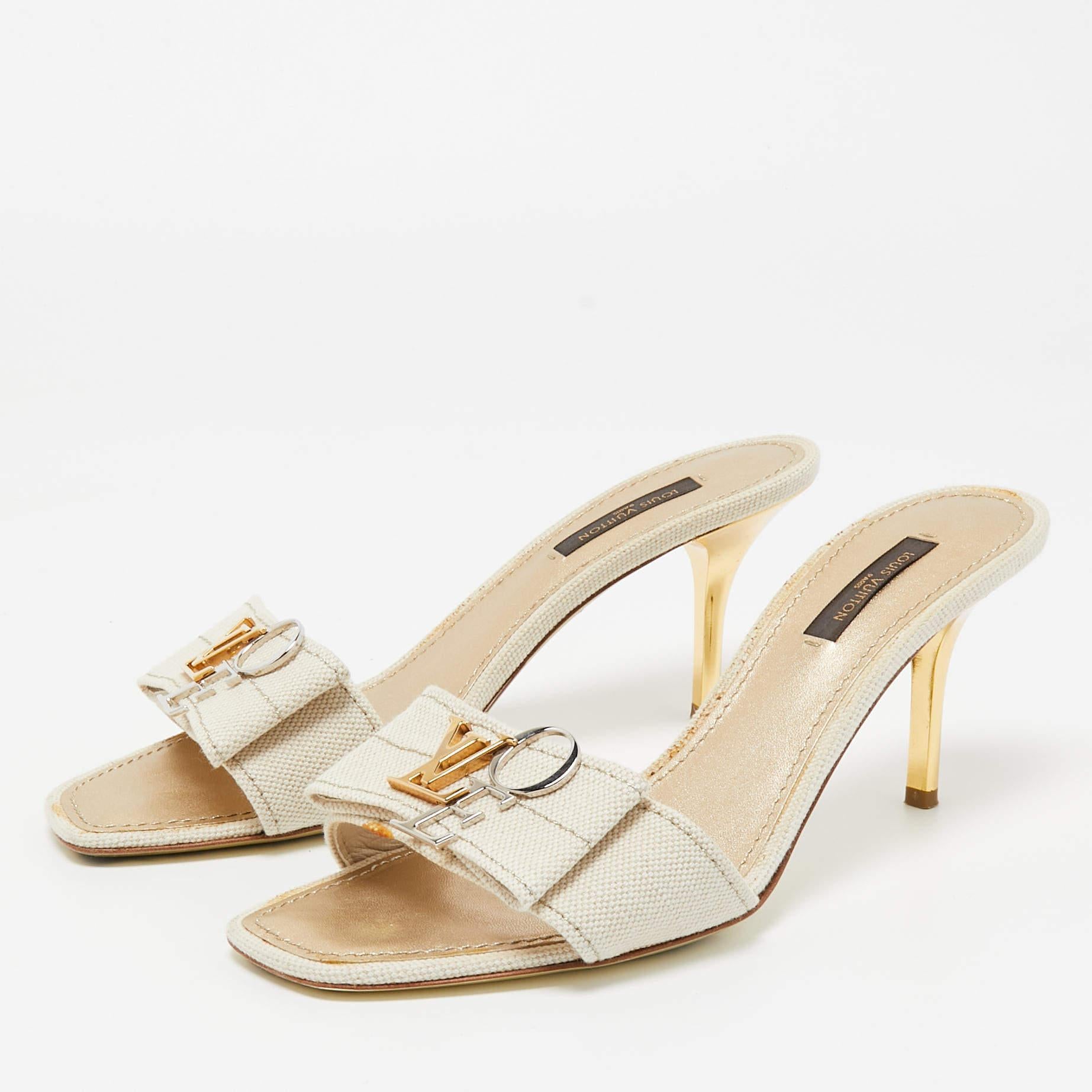 These sandals will offer you both luxury and comfort. Made from quality materials they come in a versatile shade and are equipped with comfortable insoles.
