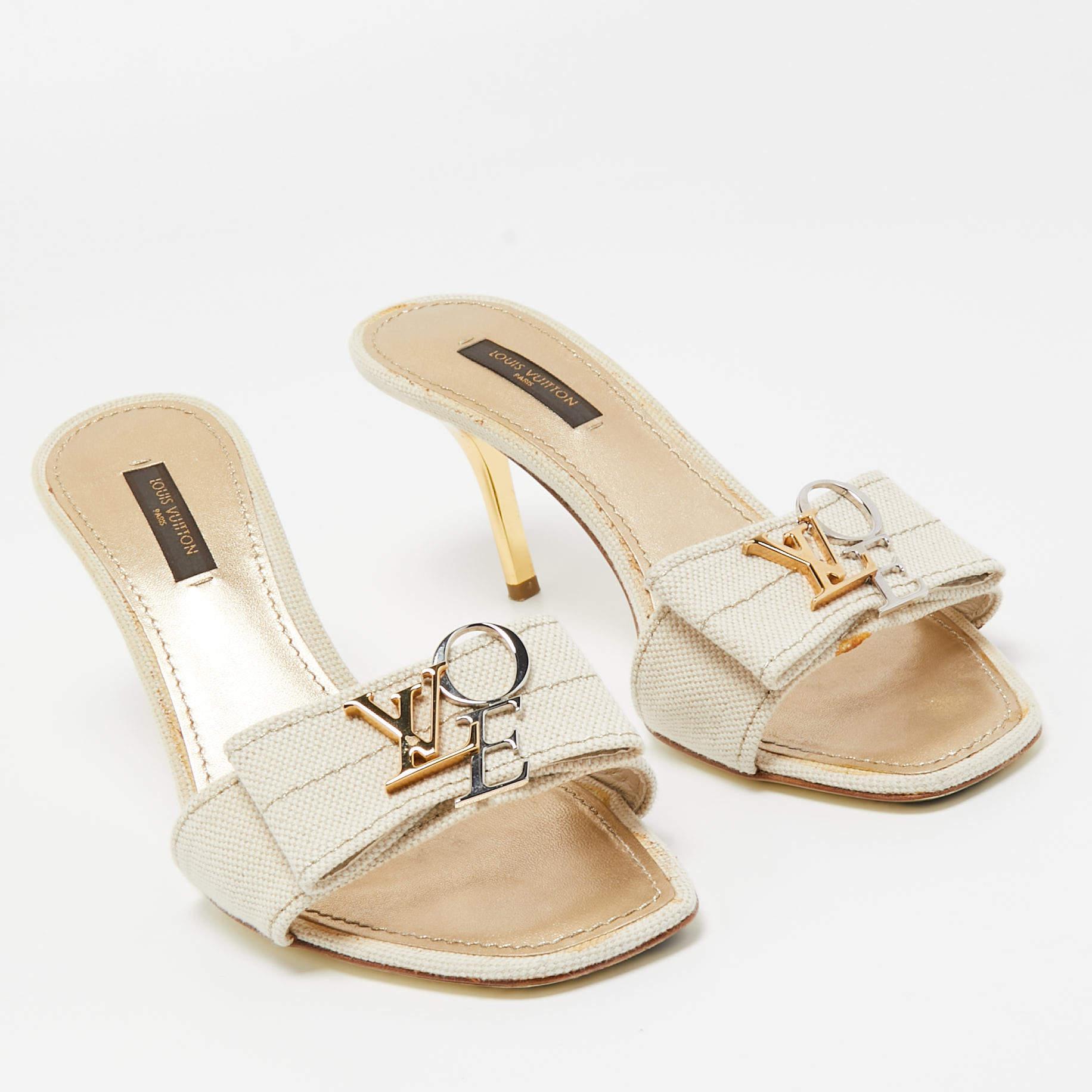 Louis Vuitton Creme Canvas Love Bow Slide Sandalen Größe 37,5 im Zustand „Gut“ im Angebot in Dubai, Al Qouz 2