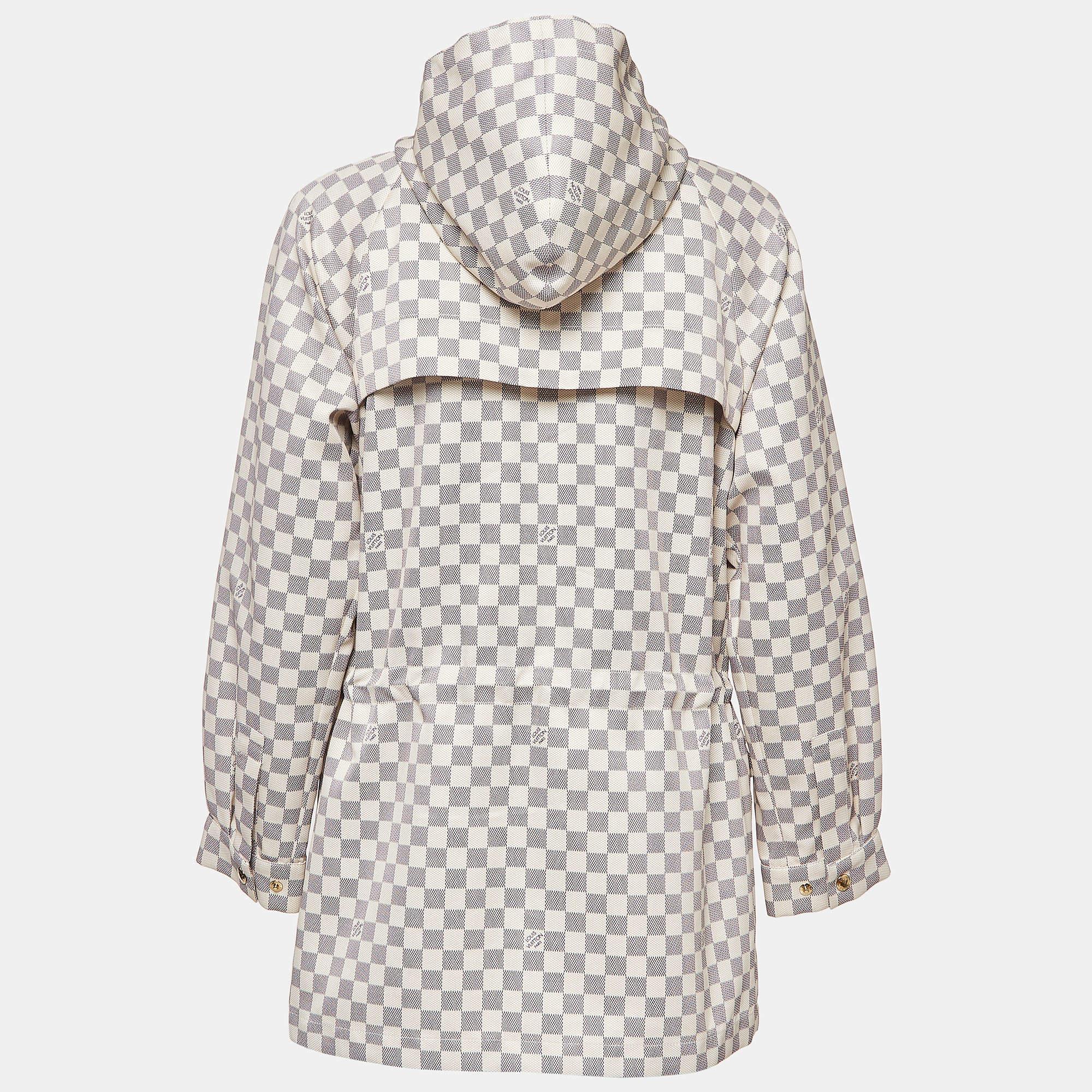 Tauchen Sie ein in den Luxus mit der Jacke von Louis Vuitton. Diese mit viel Liebe zum Detail gefertigte Jacke vereint Stil und Funktionalität. Der cremefarbene Farbton und der ikonische Damier Azur-Aufdruck strahlen zeitlose Eleganz aus, während